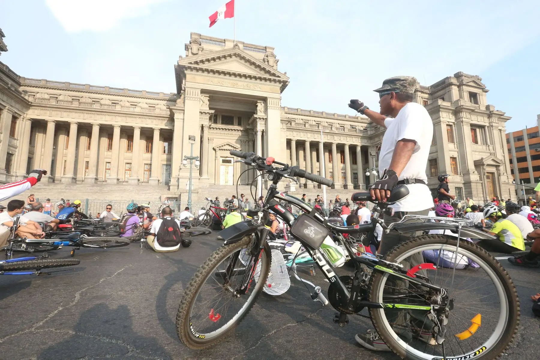 Cientos de ciclistas participaron esta tarde en la Marcha Nacional de Ciclistas, con el fin de exigir justicia para Lance Ramírez, el niño de 12 años que murió atropellado por un vehículo que hacía servicio de colectivo en Trujillo. Foto: ANDINA/Vidal Tarqui
