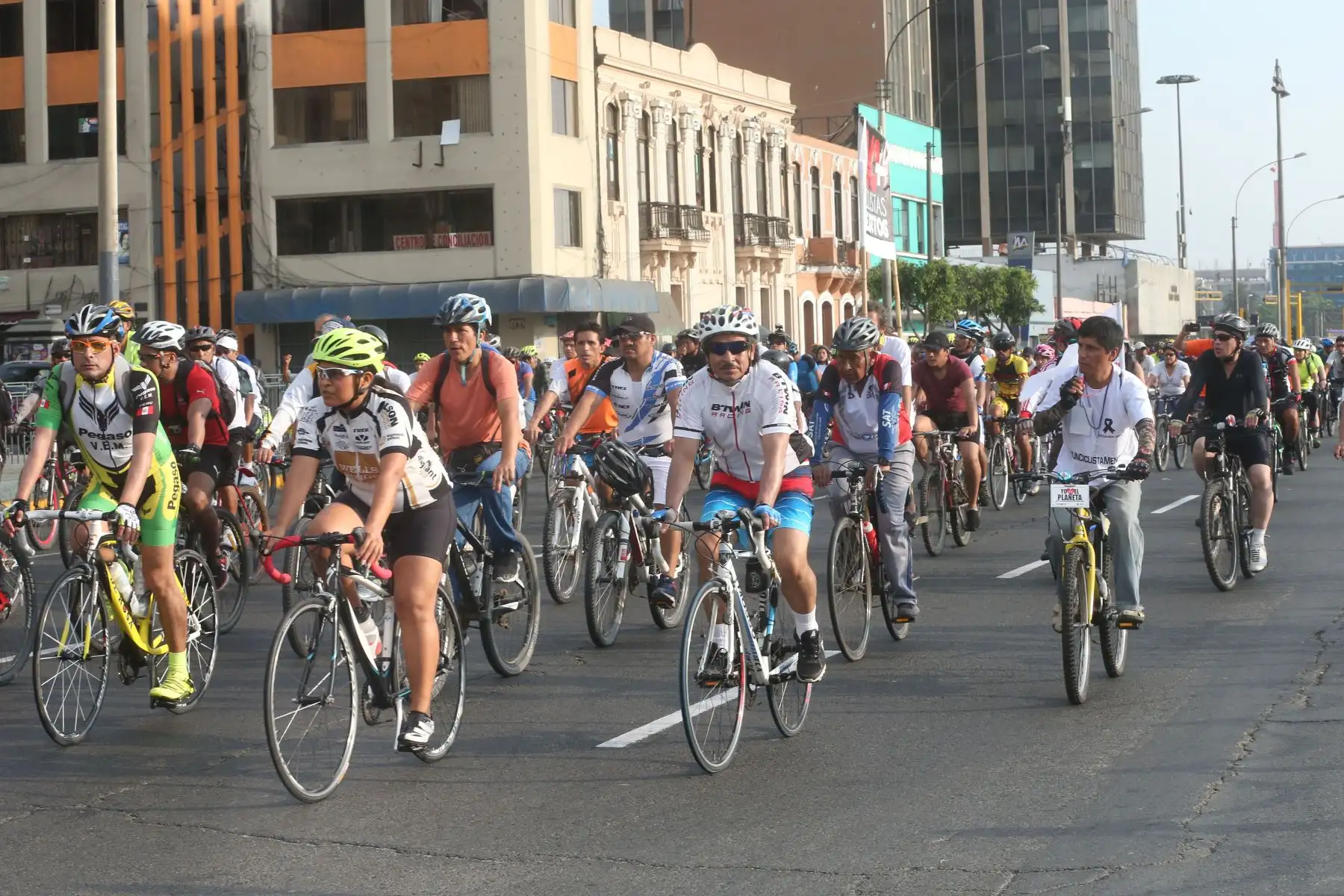 Cientos de ciclistas participaron esta tarde en la Marcha Nacional de Ciclistas, con el fin de exigir justicia para Lance Ramírez, el niño de 12 años que murió atropellado por un vehículo que hacía servicio de colectivo en Trujillo. Foto: ANDINA/Vidal Tarqui