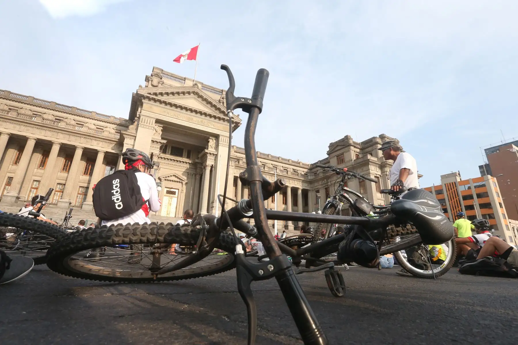 Cientos de ciclistas participaron esta tarde en la Marcha Nacional de Ciclistas, con el fin de exigir justicia para Lance Ramírez, el niño de 12 años que murió atropellado por un vehículo que hacía servicio de colectivo en Trujillo. Foto: ANDINA/Vidal Tarqui