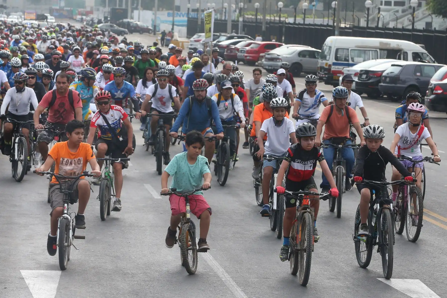 Cientos de ciclistas participaron esta tarde en la Marcha Nacional de Ciclistas, con el fin de exigir justicia para Lance Ramírez, el niño de 12 años que murió atropellado por un vehículo que hacía servicio de colectivo en Trujillo. Foto: ANDINA/Vidal Tarqui