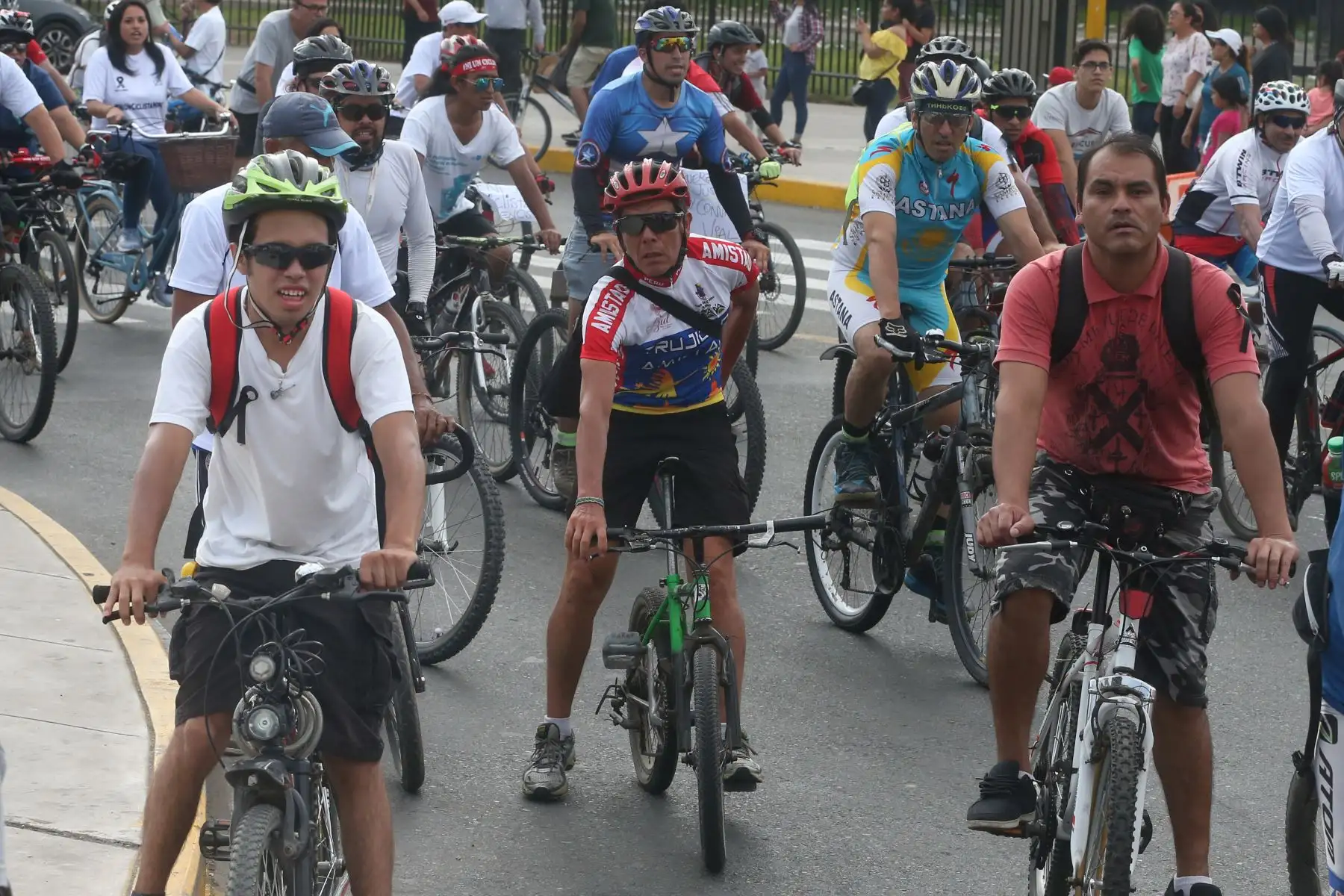Cientos de ciclistas participaron esta tarde en la Marcha Nacional de Ciclistas, con el fin de exigir justicia para Lance Ramírez, el niño de 12 años que murió atropellado por un vehículo que hacía servicio de colectivo en Trujillo. Foto: ANDINA/Vidal Tarqui