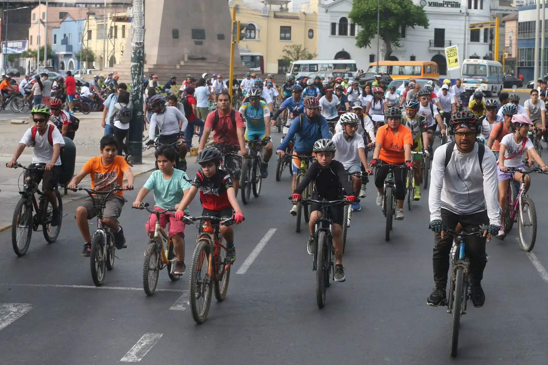 Cientos de ciclistas participaron esta tarde en la Marcha Nacional de Ciclistas, con el fin de exigir justicia para Lance Ramírez, el niño de 12 años que murió atropellado por un vehículo que hacía servicio de colectivo en Trujillo. Foto: ANDINA/Vidal Tarqui