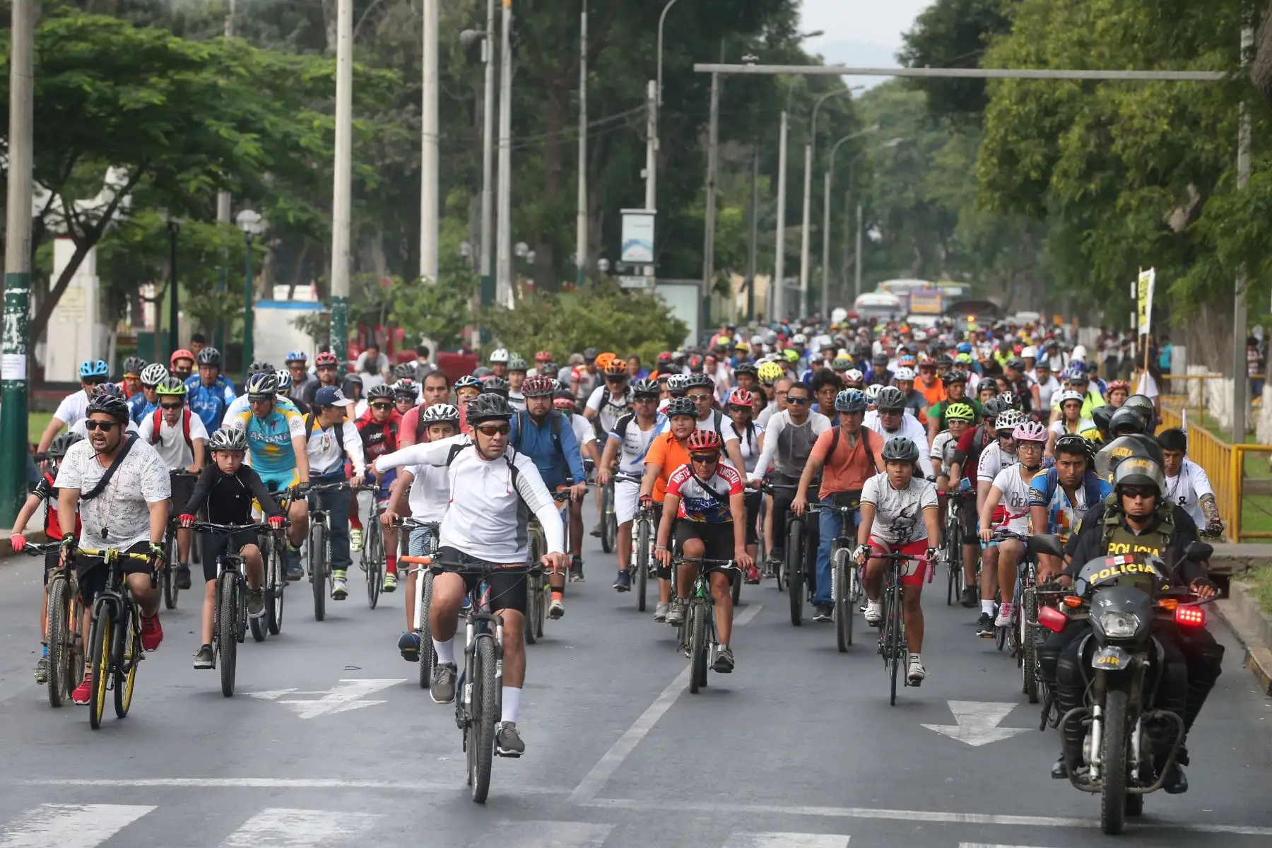 Cientos de ciclistas participaron esta tarde en la Marcha Nacional de Ciclistas, con el fin de exigir justicia para Lance Ramírez, el niño de 12 años que murió atropellado por un vehículo que hacía servicio de colectivo en Trujillo. Foto: ANDINA/Vidal Tarqui