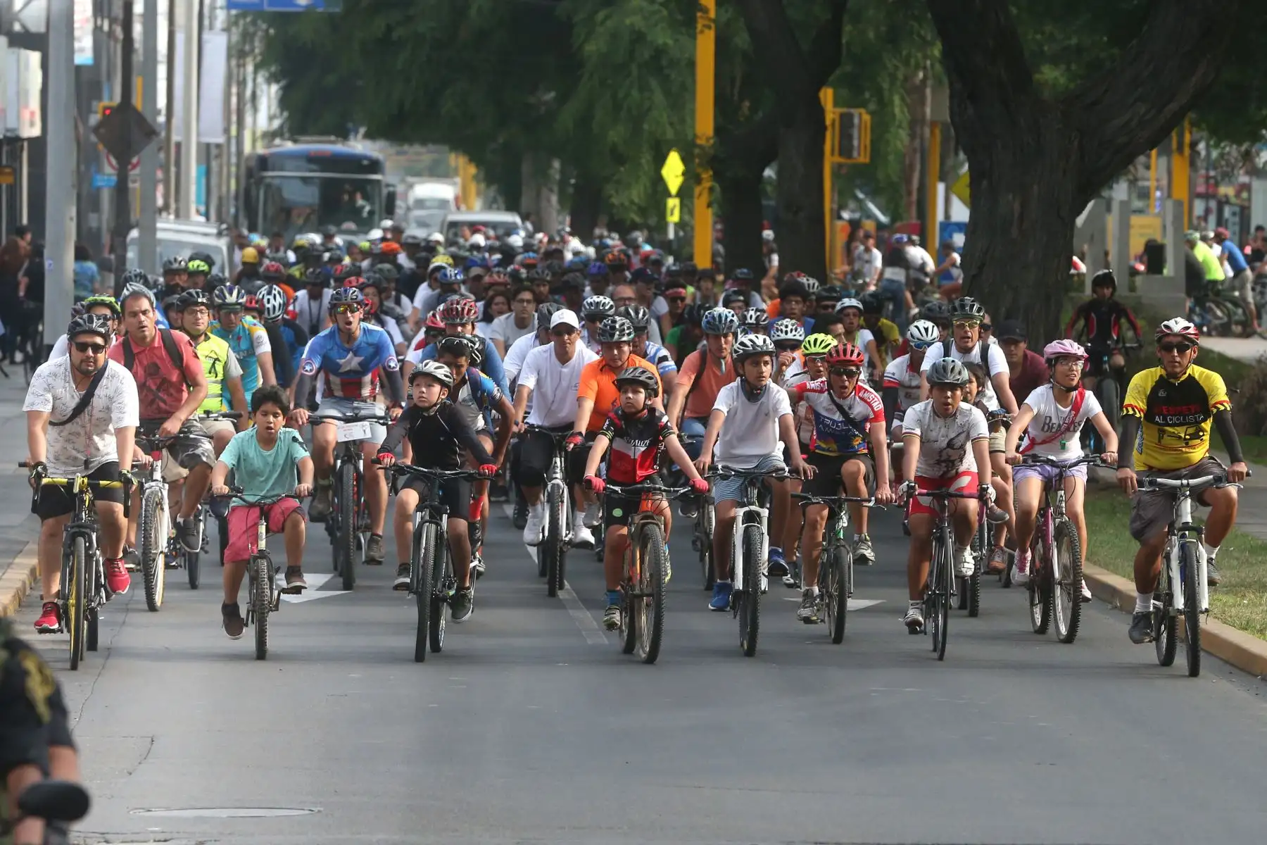 Cientos de ciclistas participaron esta tarde en la Marcha Nacional de Ciclistas, con el fin de exigir justicia para Lance Ramírez, el niño de 12 años que murió atropellado por un vehículo que hacía servicio de colectivo en Trujillo. Foto: ANDINA/Vidal Tarqui