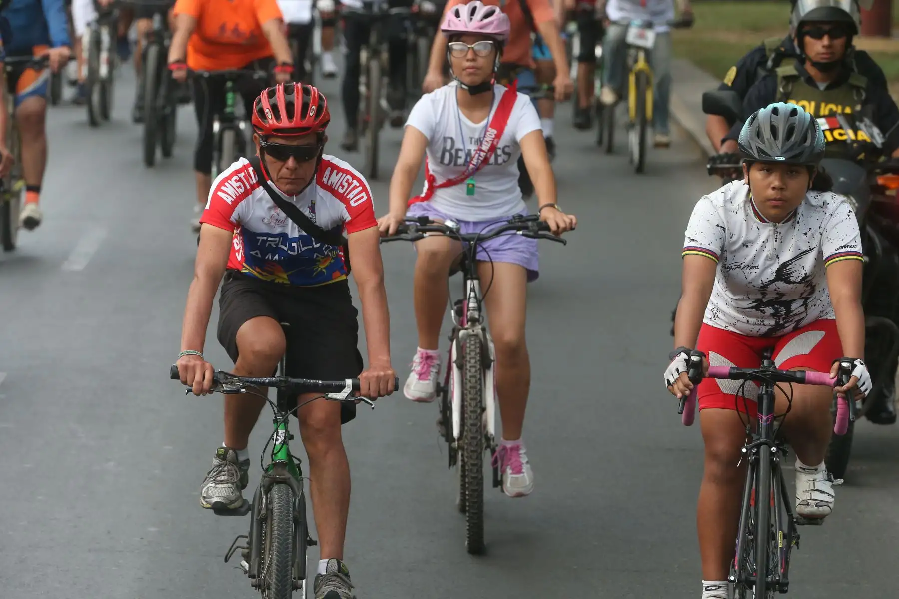 Cientos de ciclistas participaron esta tarde en la Marcha Nacional de Ciclistas, con el fin de exigir justicia para Lance Ramírez, el niño de 12 años que murió atropellado por un vehículo que hacía servicio de colectivo en Trujillo. Foto: ANDINA/Vidal Tarqui