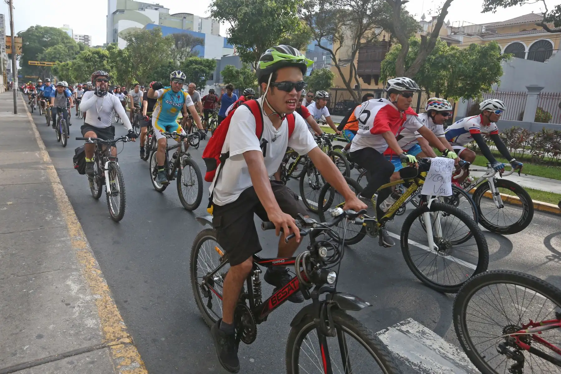 Cientos de ciclistas participaron esta tarde en la Marcha Nacional de Ciclistas, con el fin de exigir justicia para Lance Ramírez, el niño de 12 años que murió atropellado por un vehículo que hacía servicio de colectivo en Trujillo. Foto: ANDINA/Vidal Tarqui