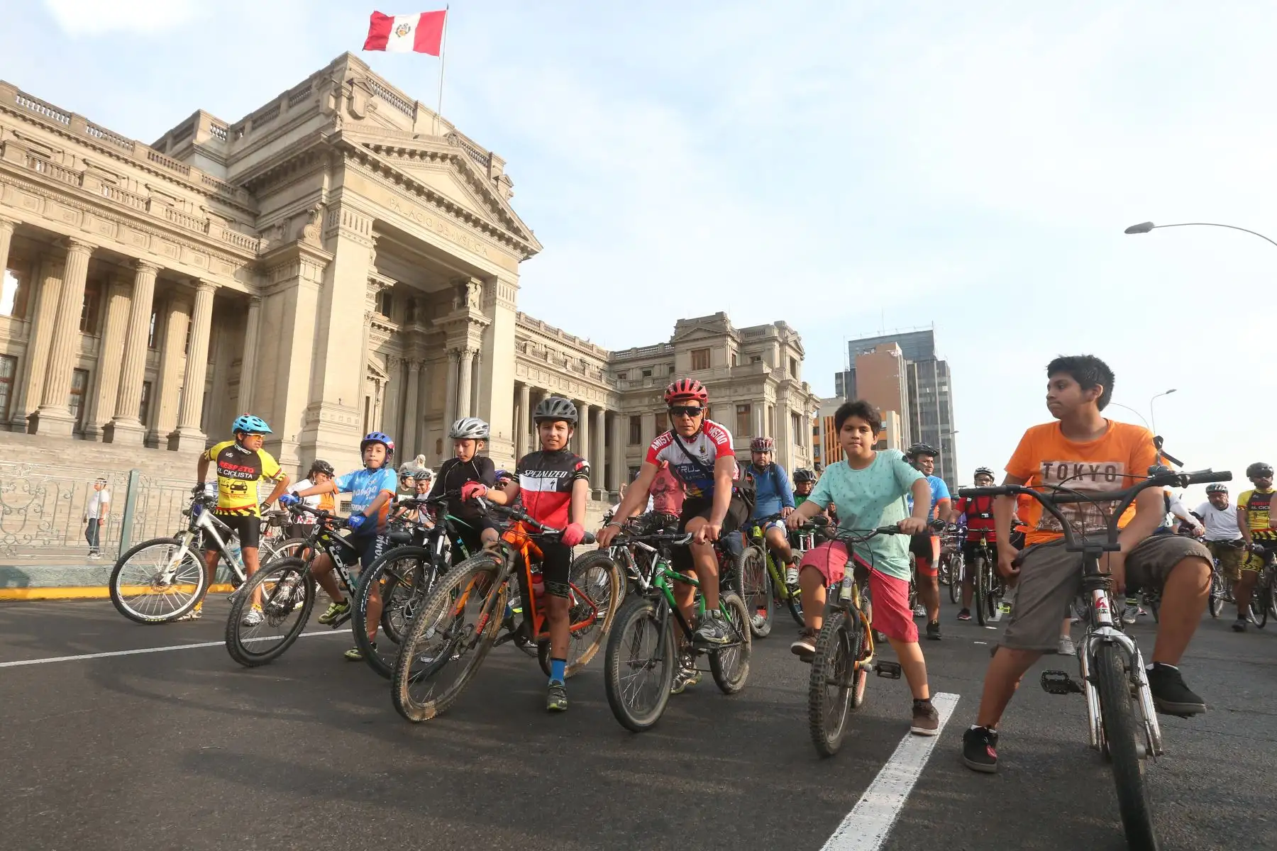 Cientos de ciclistas participaron esta tarde en la Marcha Nacional de Ciclistas, con el fin de exigir justicia para Lance Ramírez, el niño de 12 años que murió atropellado por un vehículo que hacía servicio de colectivo en Trujillo. Foto: ANDINA/Vidal Tarqui