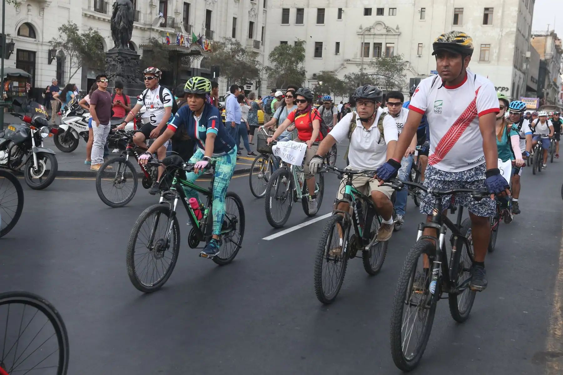 Cientos de ciclistas participaron esta tarde en la Marcha Nacional de Ciclistas, con el fin de exigir justicia para Lance Ramírez, el niño de 12 años que murió atropellado por un vehículo que hacía servicio de colectivo en Trujillo. Foto: ANDINA/Vidal Tarqui