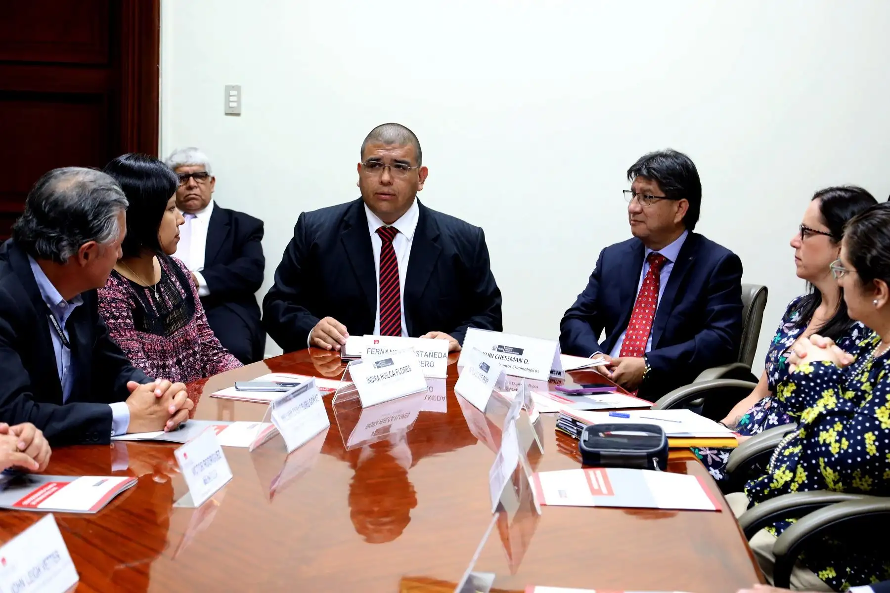El viceministro de Justicia, Fernando Castañeda Portocarrero, en representación del Ministerio de Justicia y Derechos Humanos (Minjusdh), firmó el proyecto de Protocolo Interinstitucional para prevenir y hacer frente a las invasiones en ecosistemas frágiles. Andina/Archivo