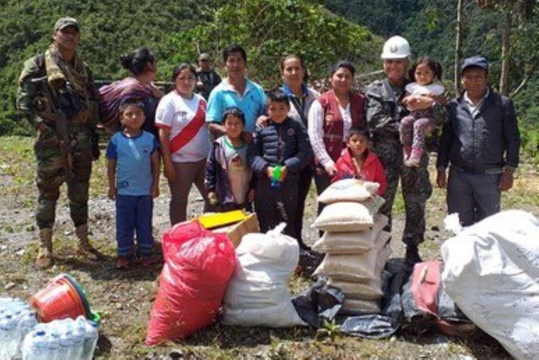 Ejército trasladó tres toneladas de ayuda humanitaria para damnificados por huaico en la localidad de Calicanto, región Ayacucho.