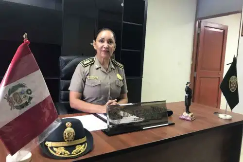 La comandante PNP Rosa Yuli Hidalgo Serna tiene a su cargo la conducción de la comisaría de Huarmey, región Áncash. Foto: ANDINA/Gonzalo Horna