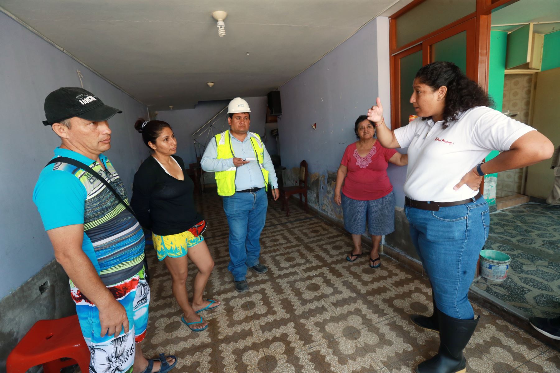 Ministra del Ambiente, Fabiola Muñoz, supervisa limpieza de zona afectada por aniego. Foto: ANDINA/Norman Córdova