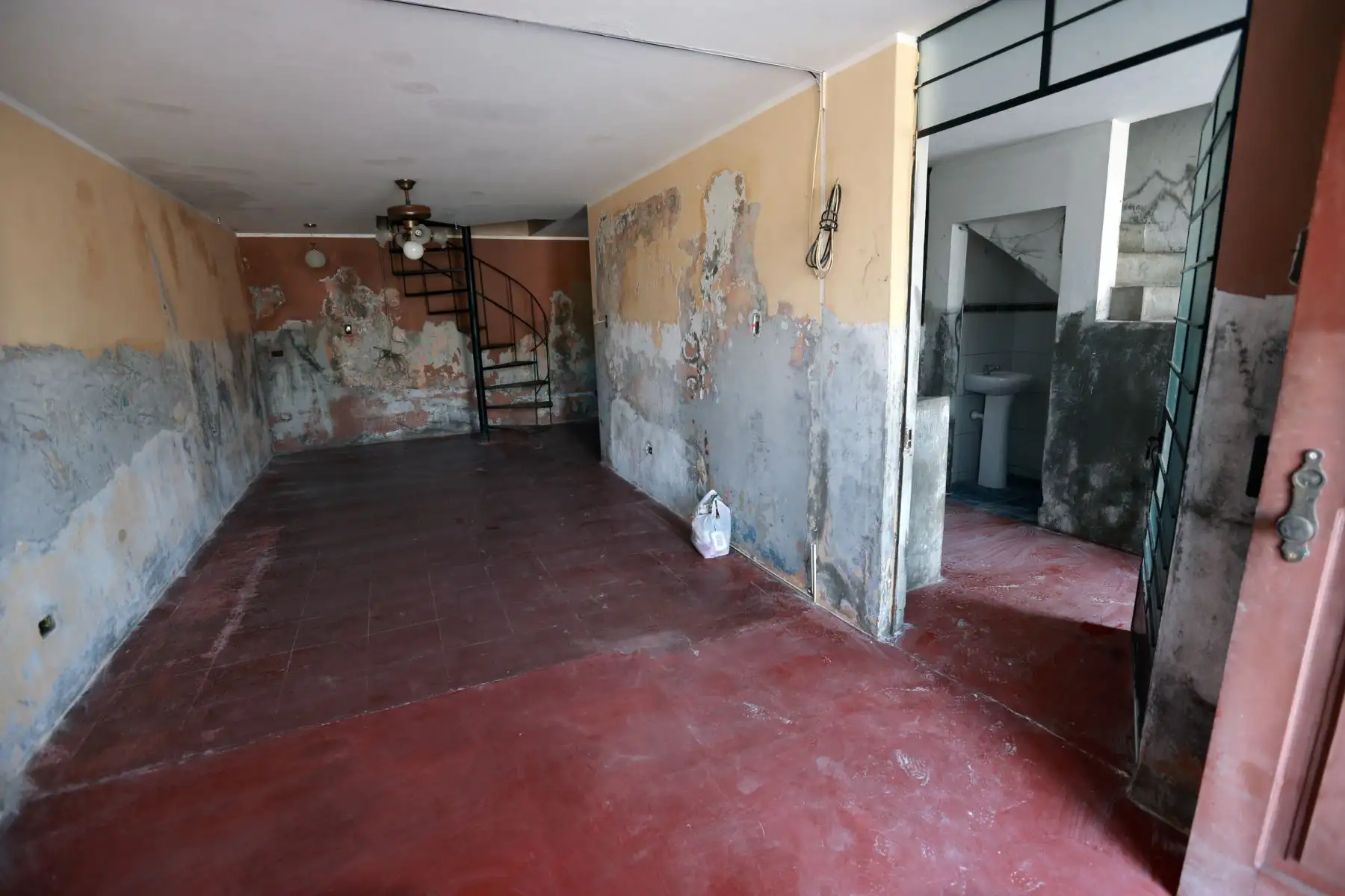 Continúa limpieza de las casas y calles afectadas por el aniego de aguas servidas de San Juan de Lurigancho. Población recibe atención de trabajadores del Estado. Foto: ANDINA/Norman Córdova
