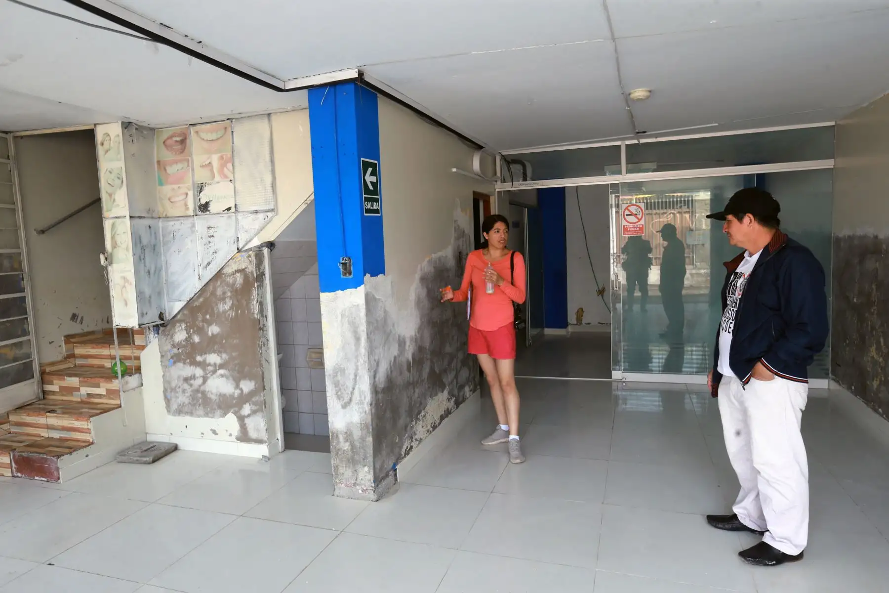 Vecinos continúa la limpieza de las casas  afectadas por el aniego de aguas servidas, en San Juan de Lurigancho. Foto: ANDINA/Norman Córdova