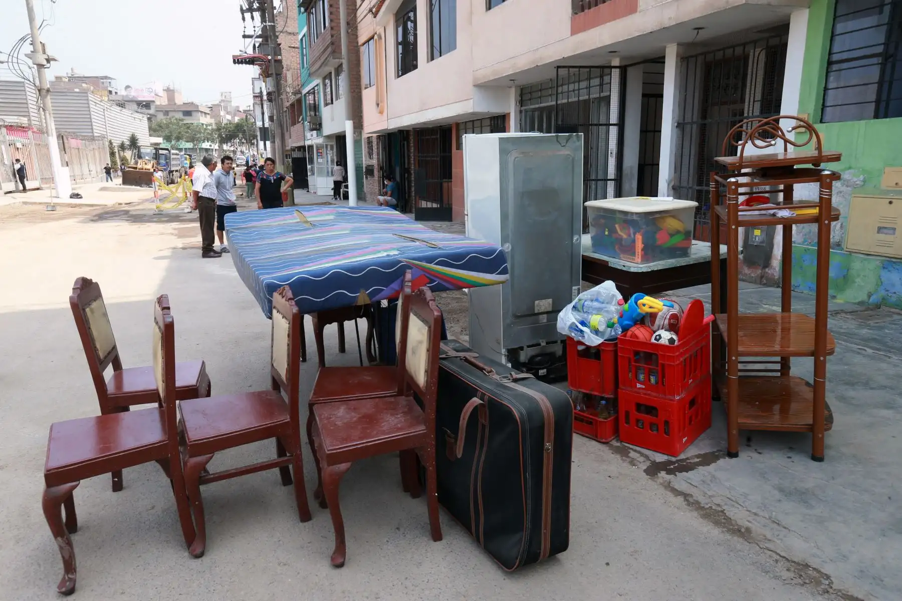 Vecinos continúa la limpieza de las casas  afectadas por el aniego de aguas servidas, en San Juan de Lurigancho. Foto: ANDINA/Norman Córdova