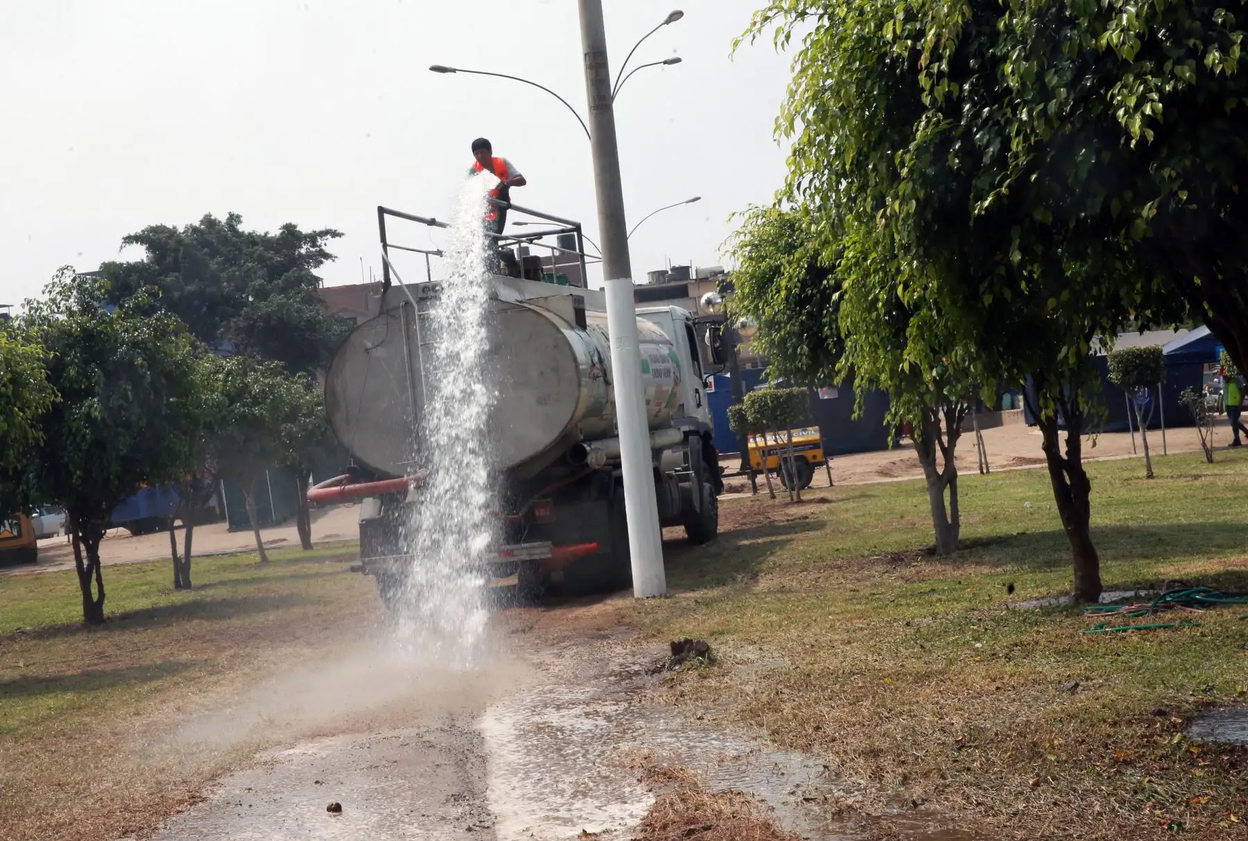 Policía nacional apoya con distribución de agua potable a vecinos afectadas por el aniego, en San Juan de Lurigancho. Foto: ANDINA/Norman Córdova