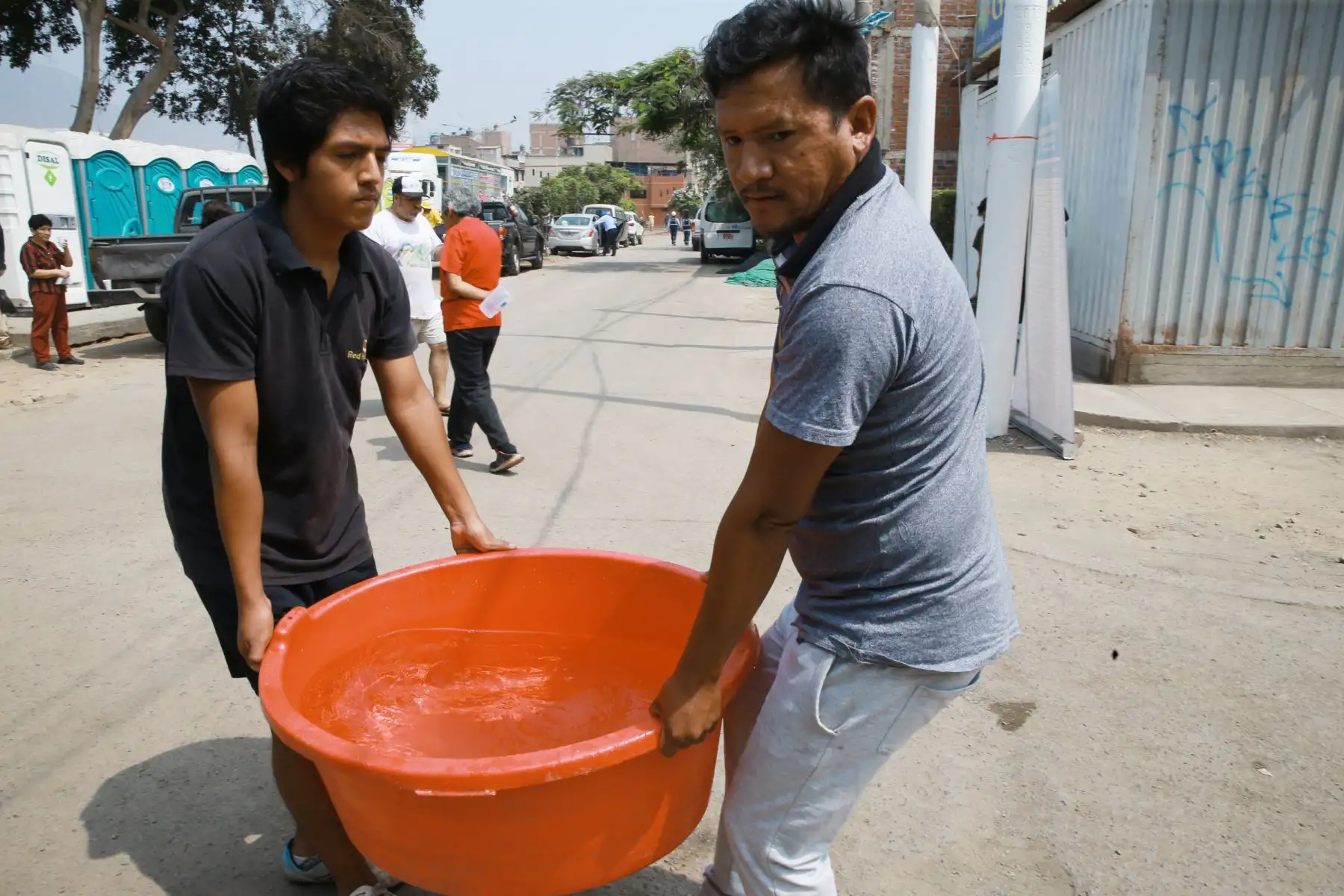 Continúa limpieza de las casas y calles afectadas por el aniego de aguas servidas de San Juan de Lurigancho. Población recibe atención de trabajadores del Estado. Foto: ANDINA/Norman Córdova