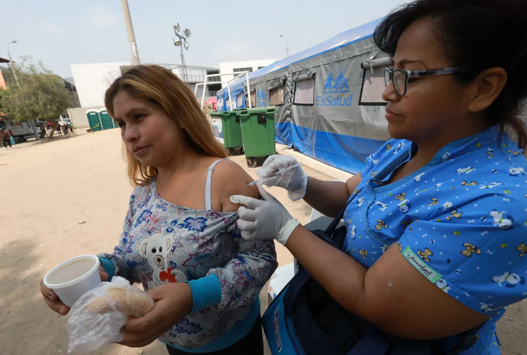 Minsa presta atención médica a vecinos afectados por el aniego de aguas servidas en San Juan de Lurigancho.Foto: ANDINA/Norman Córdova
