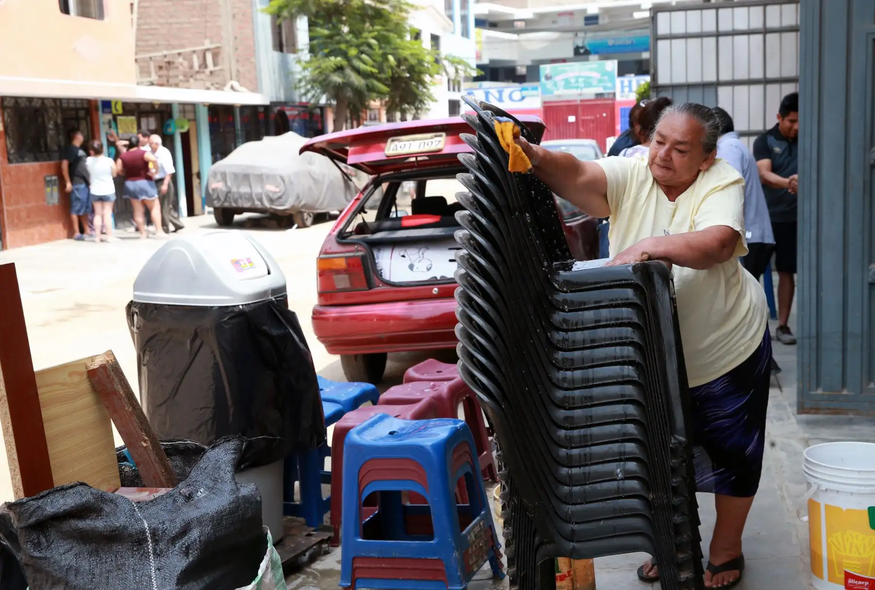 Vecinos continúa la limpieza de las casas  afectadas por el aniego de aguas servidas, en San Juan de Lurigancho. Foto: ANDINA/Norman Córdova