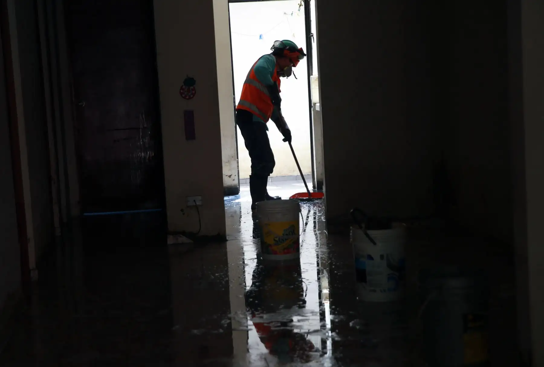 Vecinos continúa la limpieza de las casas  afectadas por el aniego de aguas servidas, en San Juan de Lurigancho. Foto: ANDINA/Norman Córdova