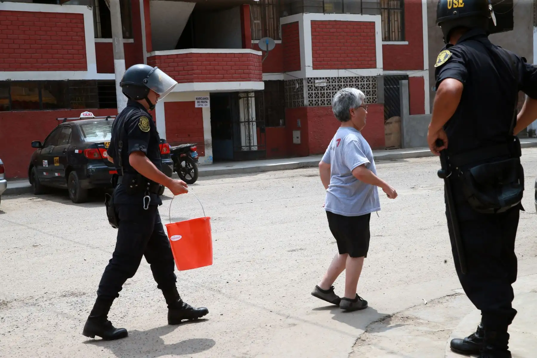 Policía nacional apoya con distribución de agua potable a vecinos afectadas por el aniego, en San Juan de Lurigancho. Foto: ANDINA/Norman Córdova