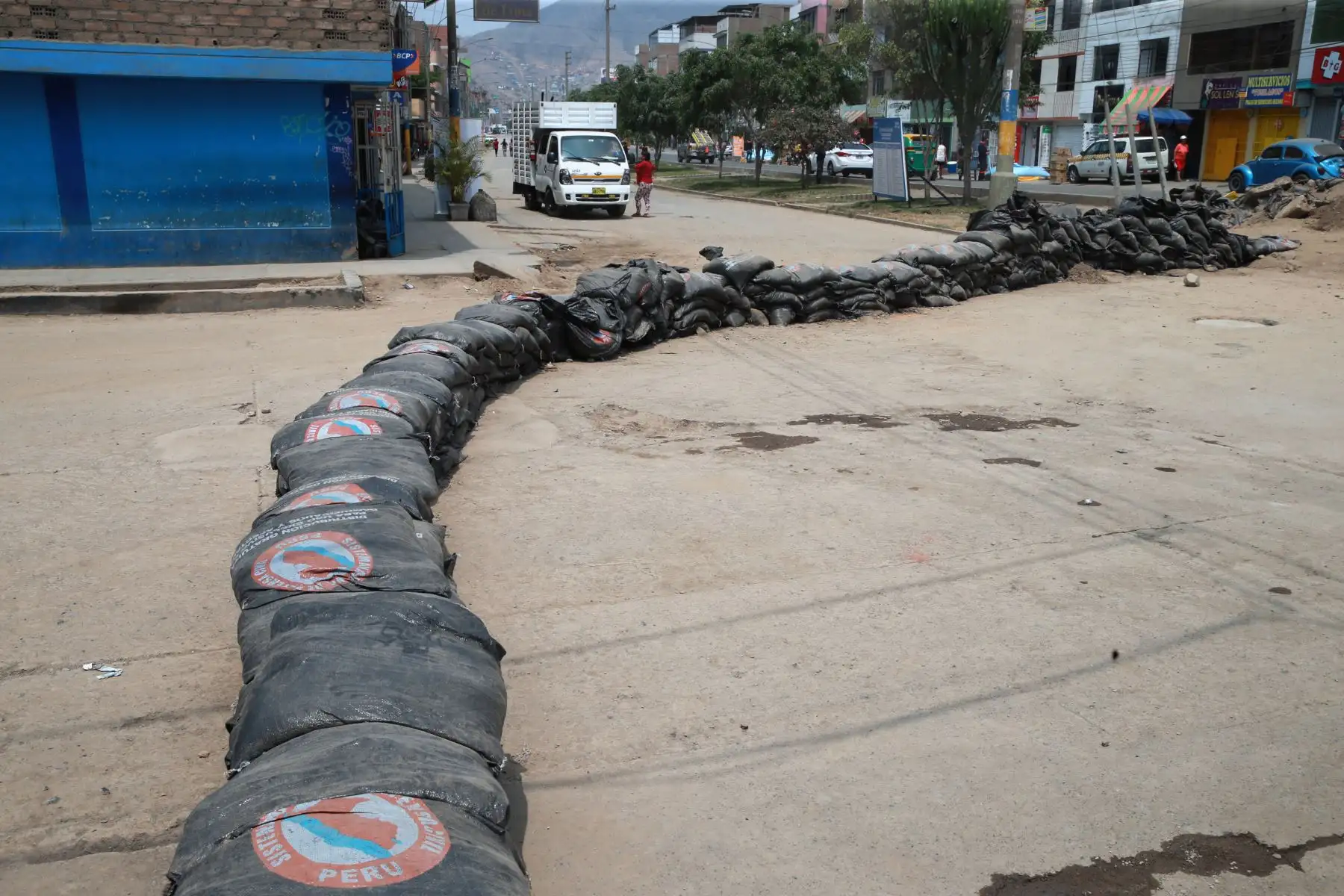 Continúa limpieza de las  calles afectadas por el aniego de aguas servidas en San Juan de Lurigancho.Foto: ANDINA/Norman Córdova