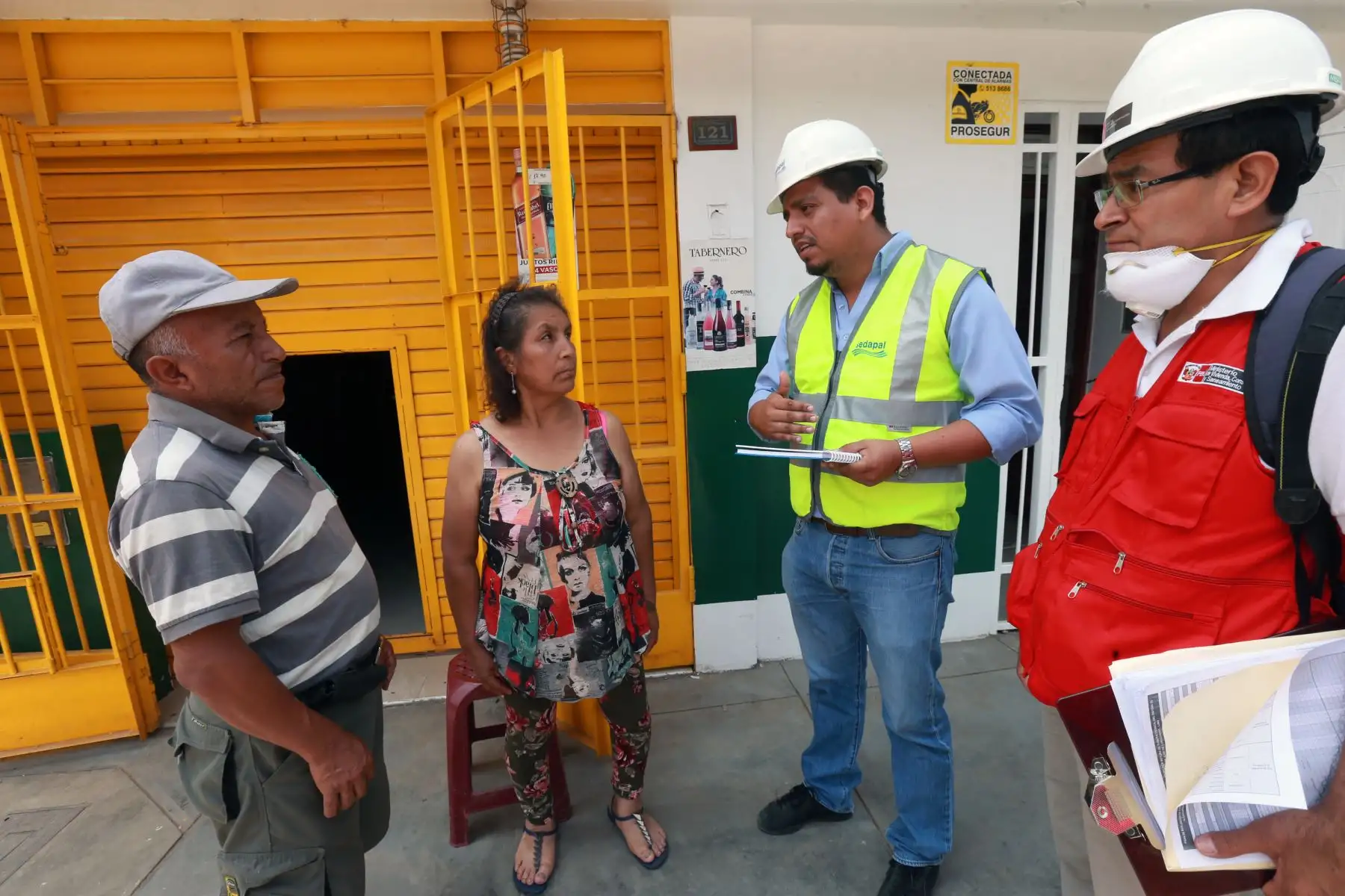 Continúa la limpieza de sus casas  afectadas por el aniego de aguas servidas, con apoyo de trabajadores del Estado. Foto: ANDINA/Norman Córdova