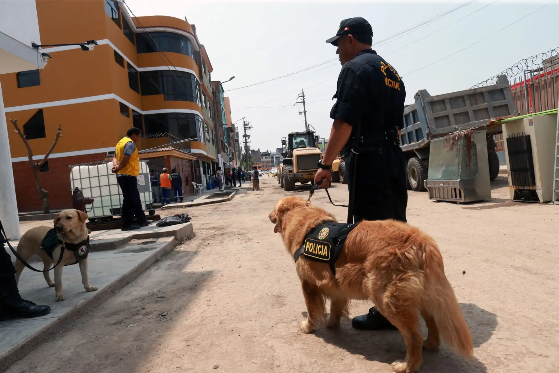 Policía Nacional da seguridad a los vecinos afectados por el aniego de aguas servidas de San Juan de Lurigancho.Foto: ANDINA/Norman Córdova