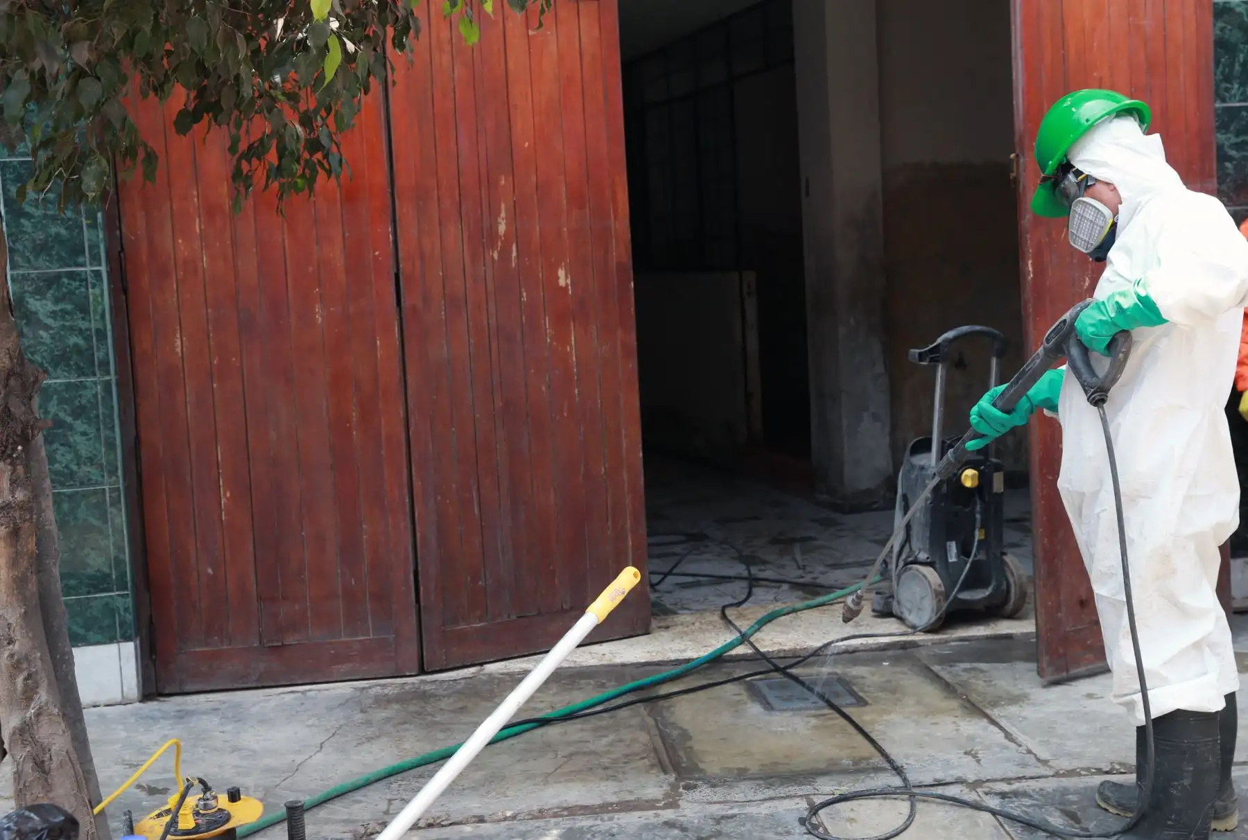 Continúa la limpieza de las casas  afectadas por el aniego de aguas servidas en San Juan de Lurigancho. Foto: ANDINA/Norman Córdova