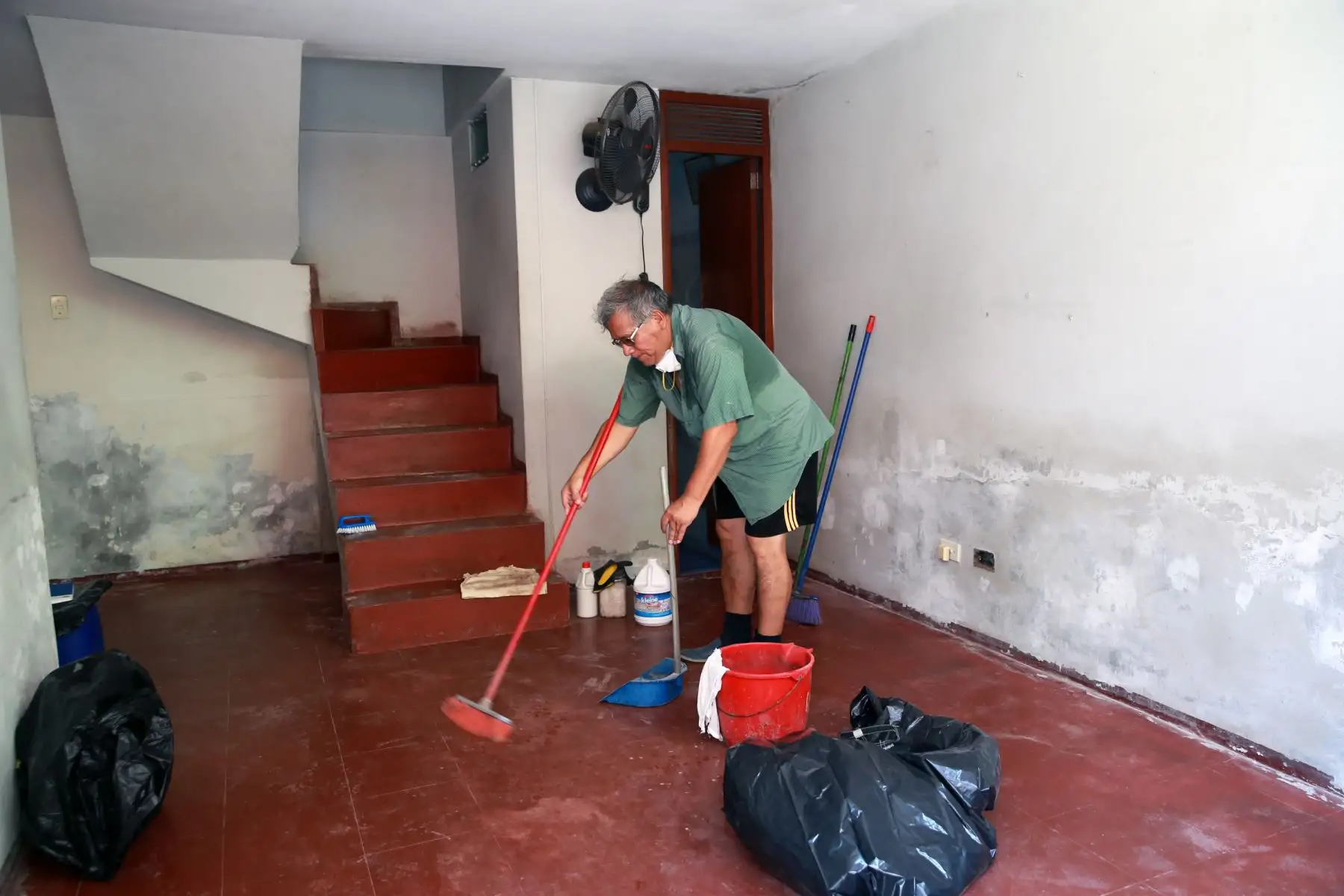 Continúa la limpieza de las casas  afectadas por el aniego de aguas servidas en San Juan de Lurigancho. Foto: ANDINA/Norman Córdova