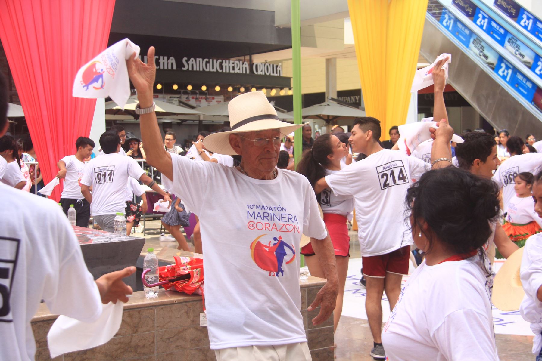Unas 110 parejas de baile, entre niños, jóvenes, adultos y adultos mayores, disputan la décima edición de la Maratón Marinera de Corazón en Trujillo.