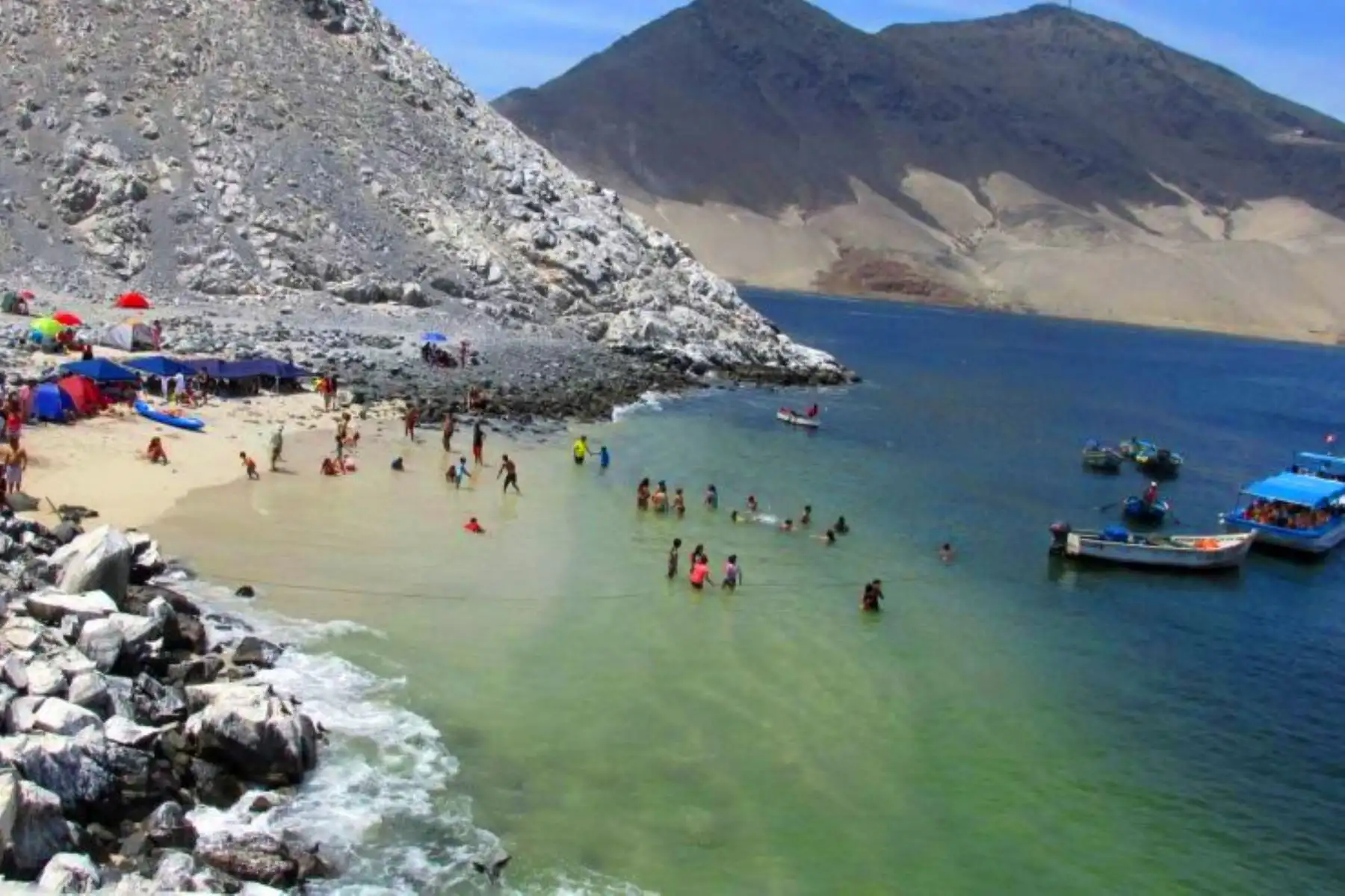 Las Conchuelas es una playa de aguas cristalinas que esconde la isla Blanca de Chimbote, en la región Áncash. Foto: ANDINA/Gonzalo Horna