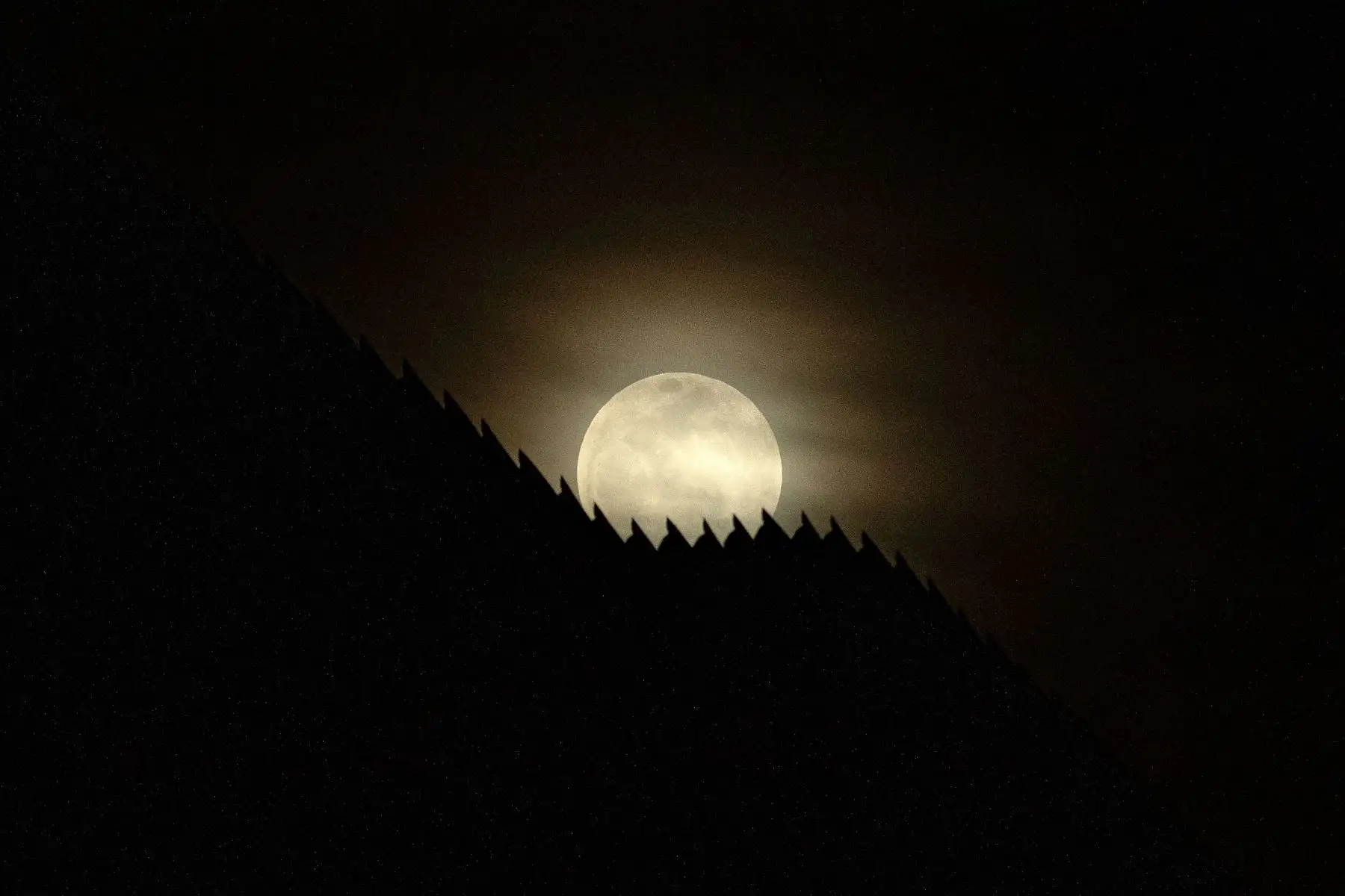 La cerca de la frontera de Estados Unidos y México está recortada por la luz de la luna en Tijuana, en el estado de Baja California, México, el 20 de enero de 2019.Foto:AFP