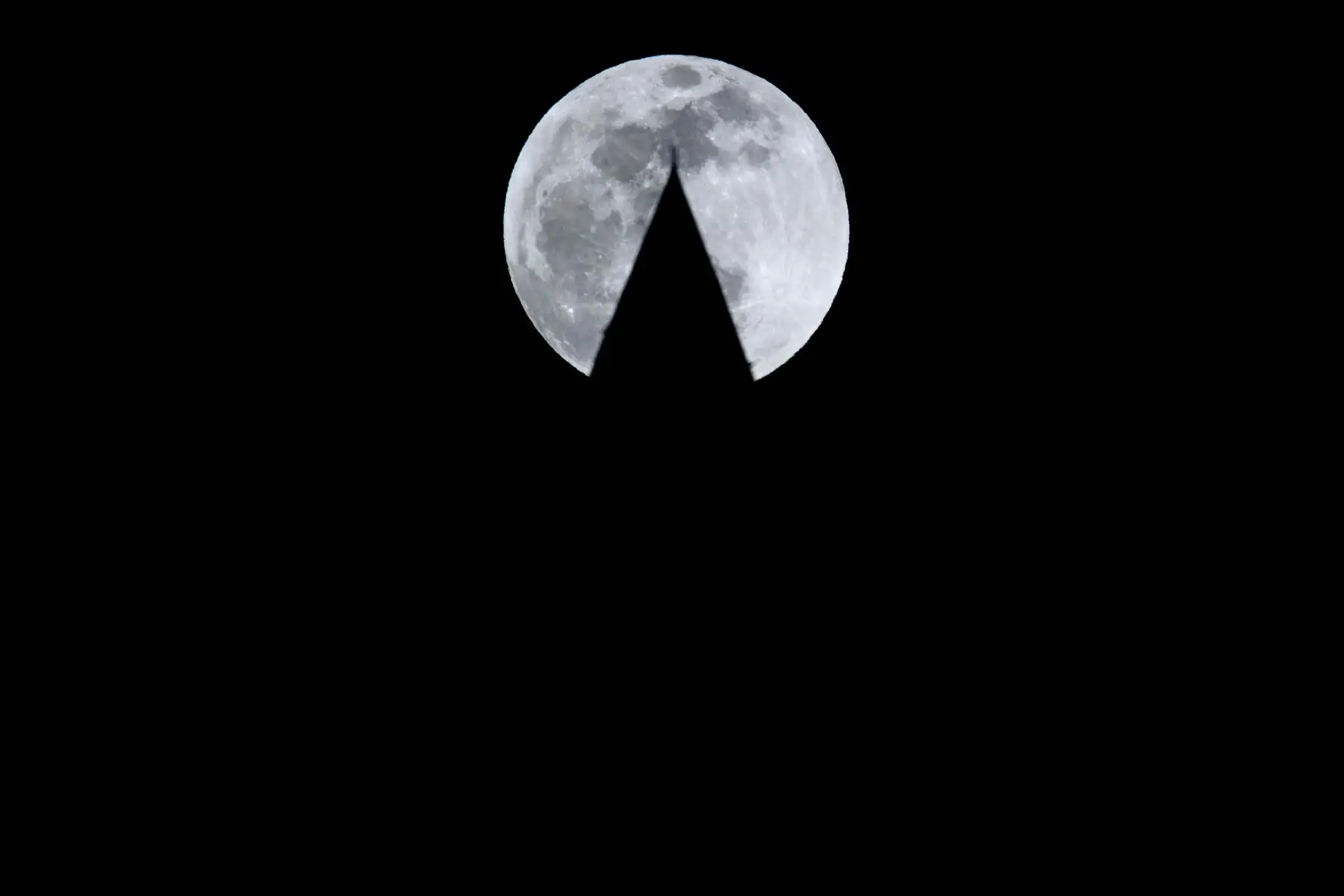 El Monumento a Washington se ve recortado contra la super luna el 20 de enero de 2019 en Washington, DC.Foto:AFP