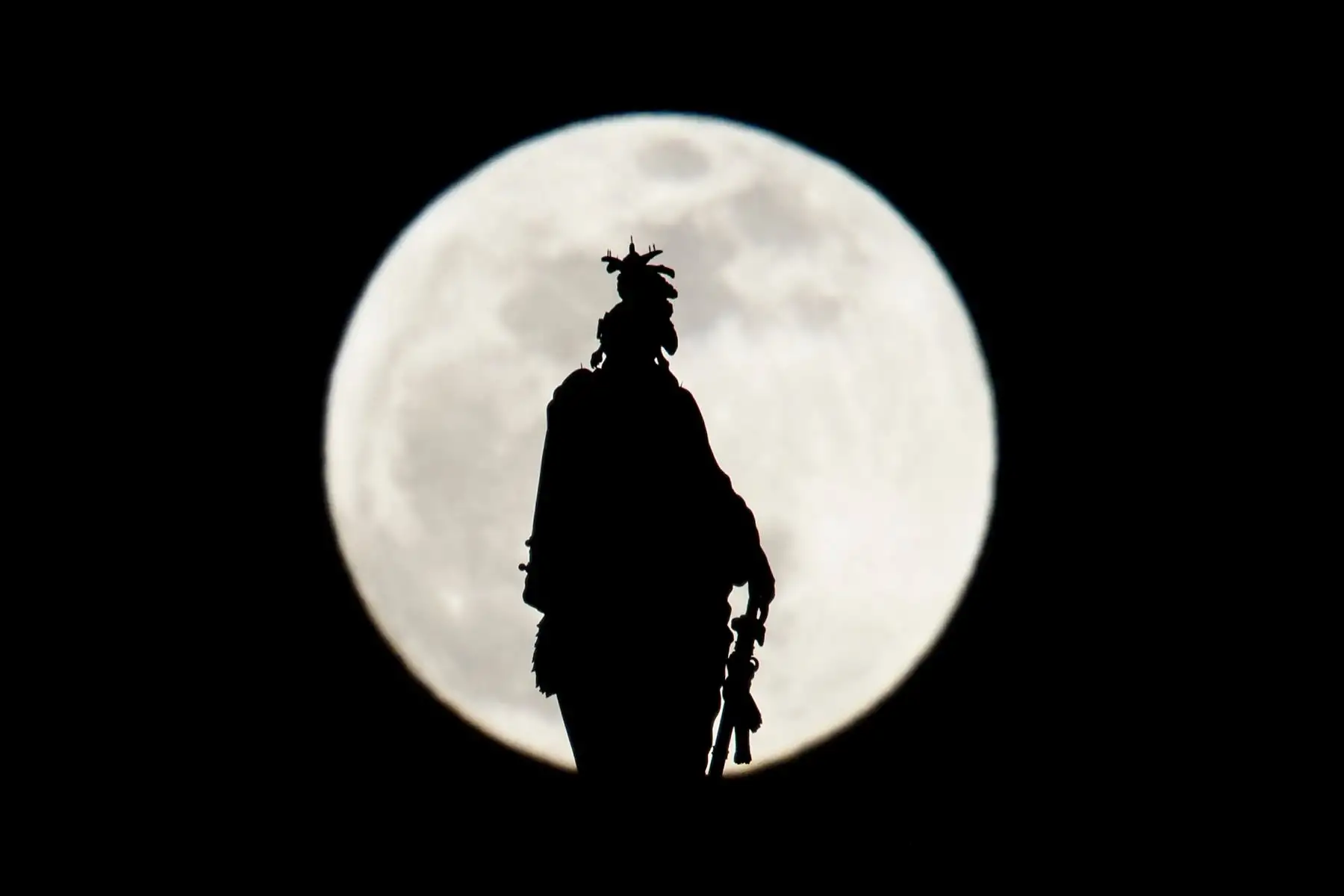 La Estatua de la Libertad en la parte superior de la cúpula del Capitolio de los Estados Unidos se ve recortada contra la súper luna el 20 de enero de 2019 en Washington, DC.Foto:AFP