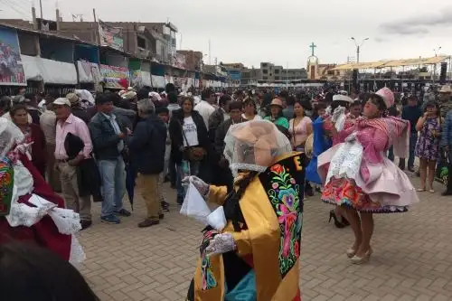 Turistas bailan al ritmo de la Fiesta de la Tunantada en Jauja.:  ANDINA/Pedro Tinoco .