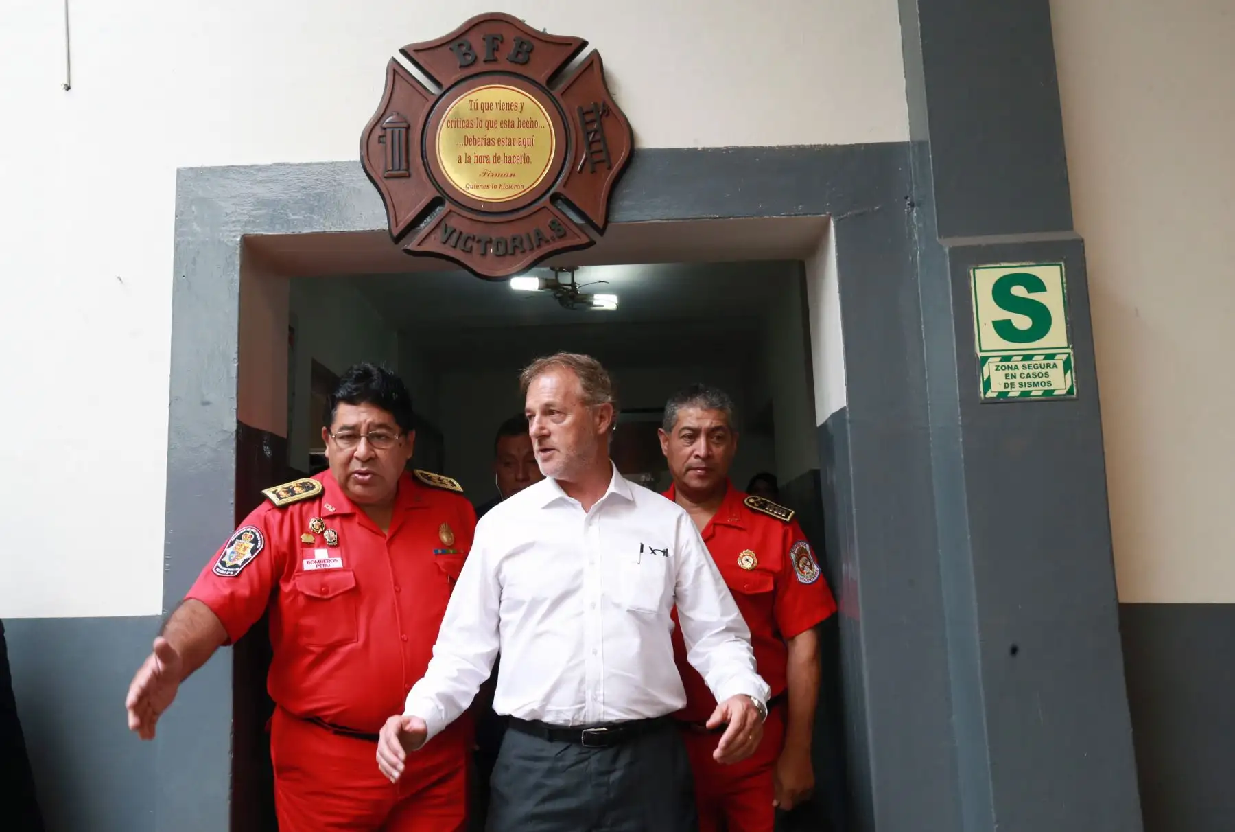 Alcalde Jorge Muñoz, se reunio con el comandante general de los bomberos, Andrés Ángeles Bachet   en las instalaciones de la compañía nro. ° 8, ubicada en el distrito de La Victoria .Foto: ANDINA/Norman Córdova