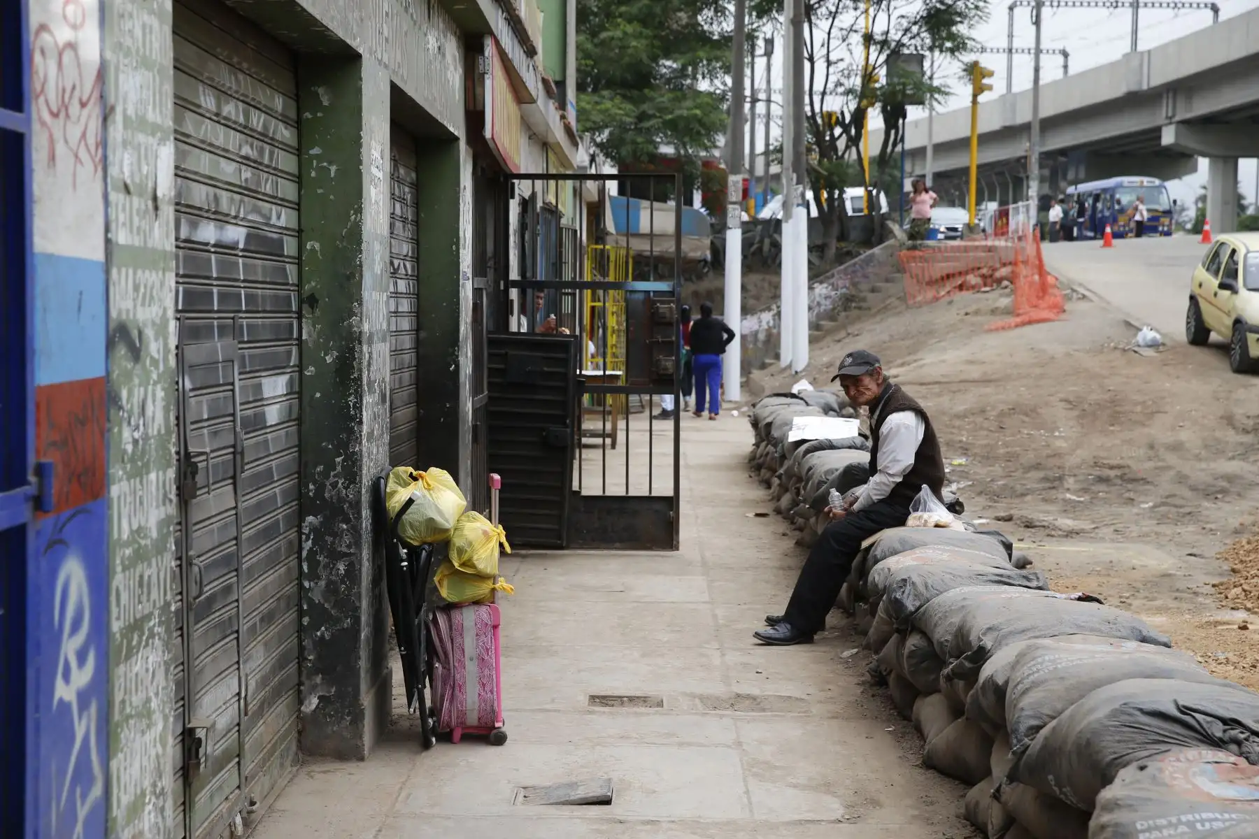 Propietario desayuna frente a su vivienda en la zona del aniego en San Juan de Lurigancho. Foto: ANDINA/Nathalie Sayago