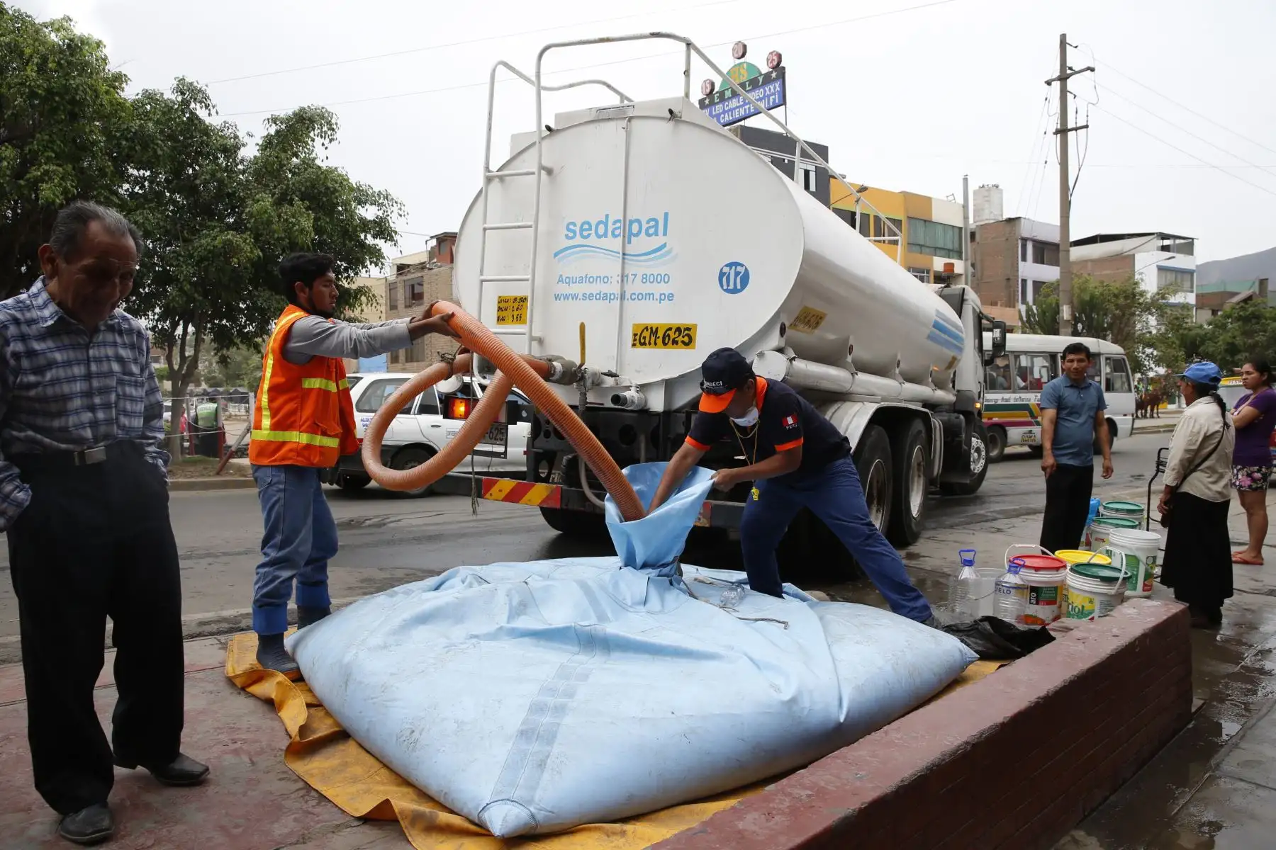 Comunidad se surte de agua potable en San Juan de Lurigancho. Foto: ANDINA/Nathalie Sayago