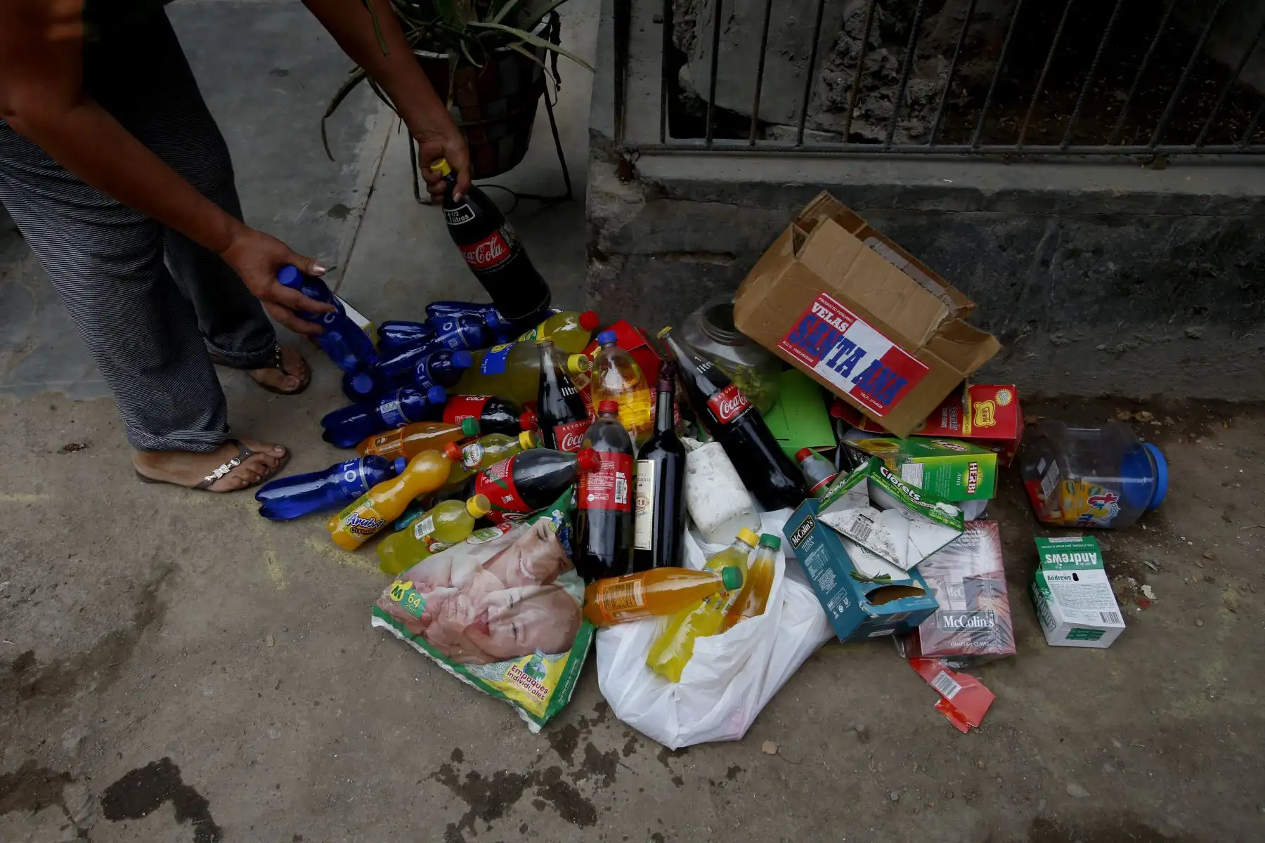 Dueña de bodega deshecha su mercancía afectada durante el aniego en San Juan de Lurigancho. Foto: ANDINA/Nathalie Sayago