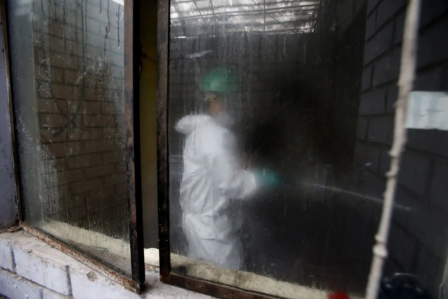 Cuerpos de limpieza realizan fumigaciones dentro de las viviendas afectadas por el aniego en San Juan de Lurigancho. Foto: ANDINA/Nathalie Sayago