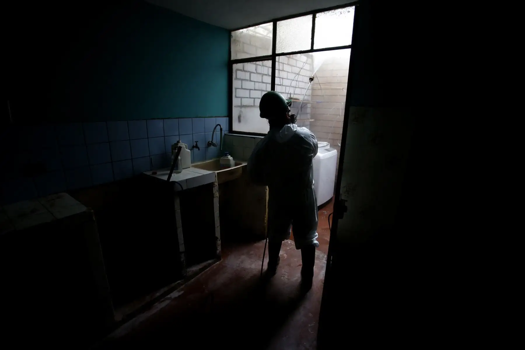 Cuerpos de limpieza realizan fumigaciones dentro de las viviendas afectadas por el aniego en San Juan de Lurigancho. Foto: ANDINA/Nathalie Sayago