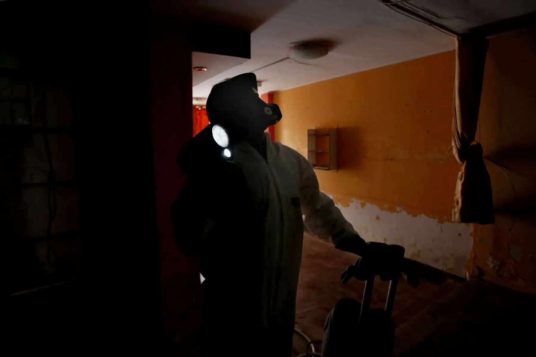 Cuerpos de limpieza realizan fumigaciones dentro de las viviendas afectadas por el aniego en San Juan de Lurigancho. Foto: ANDINA/Nathalie Sayago