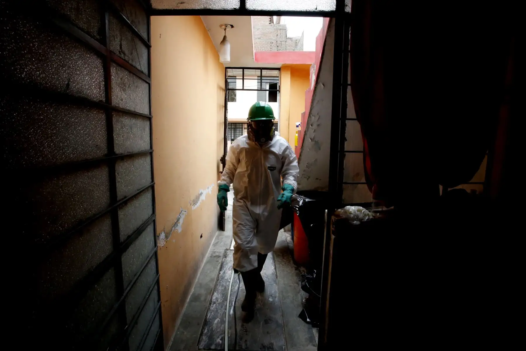 Cuerpos de limpieza realizan fumigaciones dentro de las viviendas afectadas por el aniego en San Juan de Lurigancho. Foto: ANDINA/Nathalie Sayago