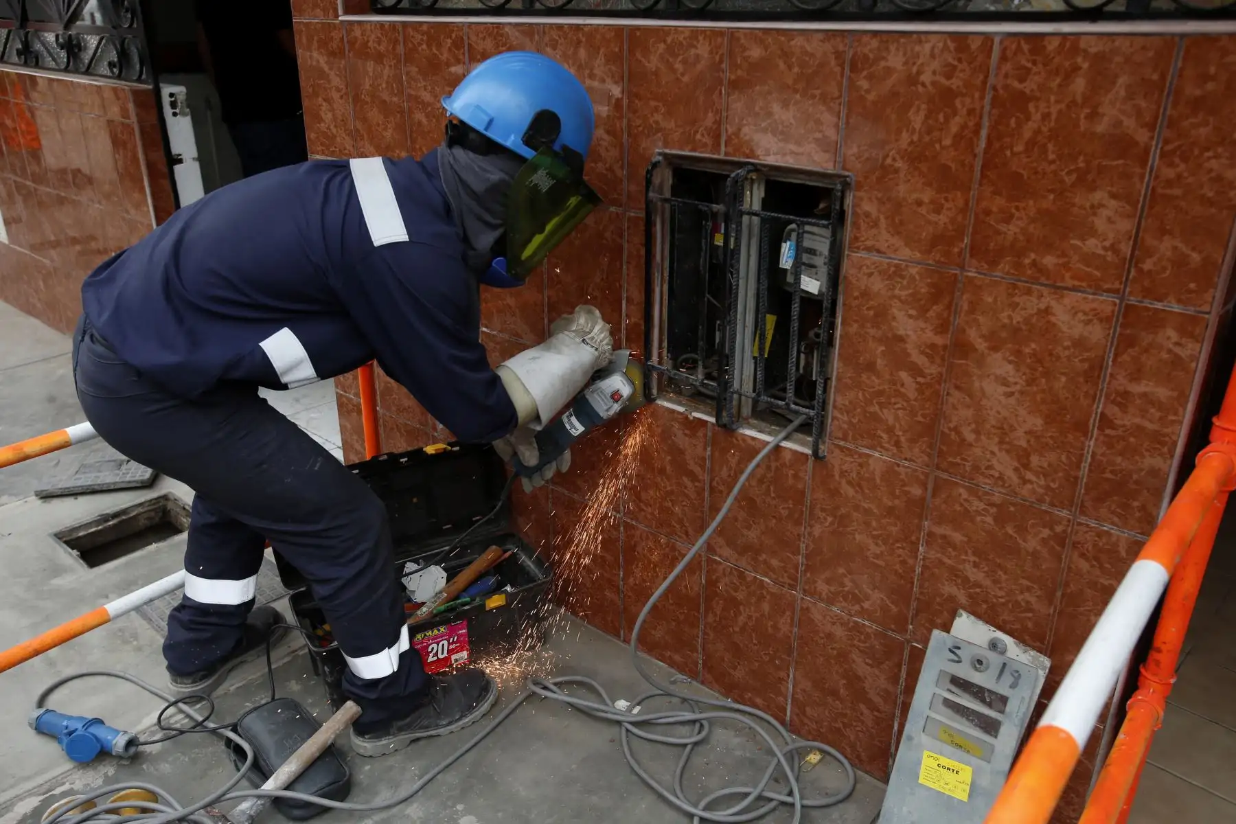 Técnico instala cableado eléctrico para restituir el servicio en las viviendas afectadas por el aniego en San Juan de Lurigancho. Foto: ANDINA/Nathalie Sayago