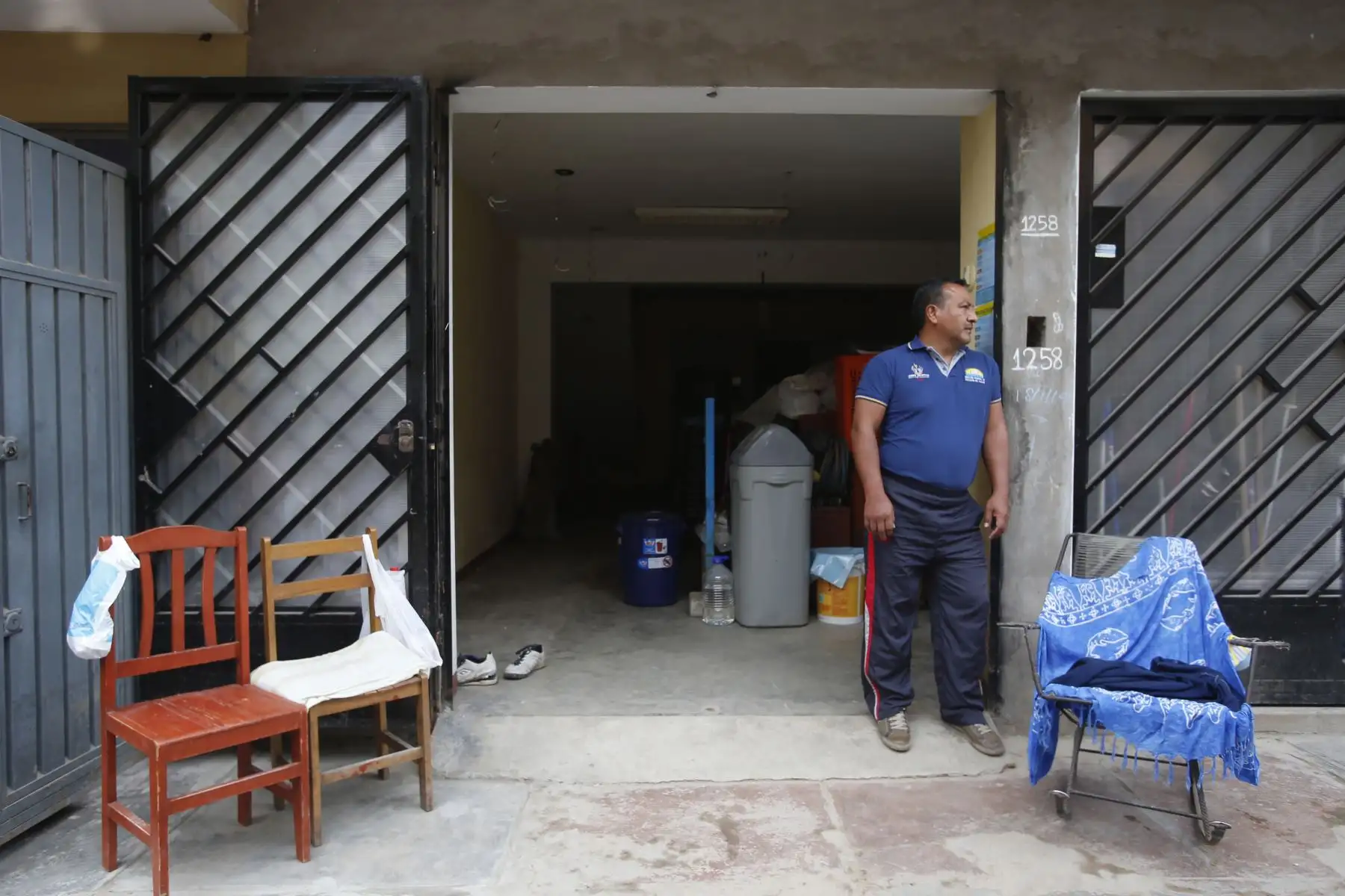 Propietario espera frente a su vivienda en la zona del aniego en San Juan de Lurigancho. Foto: ANDINA/Nathalie Sayago