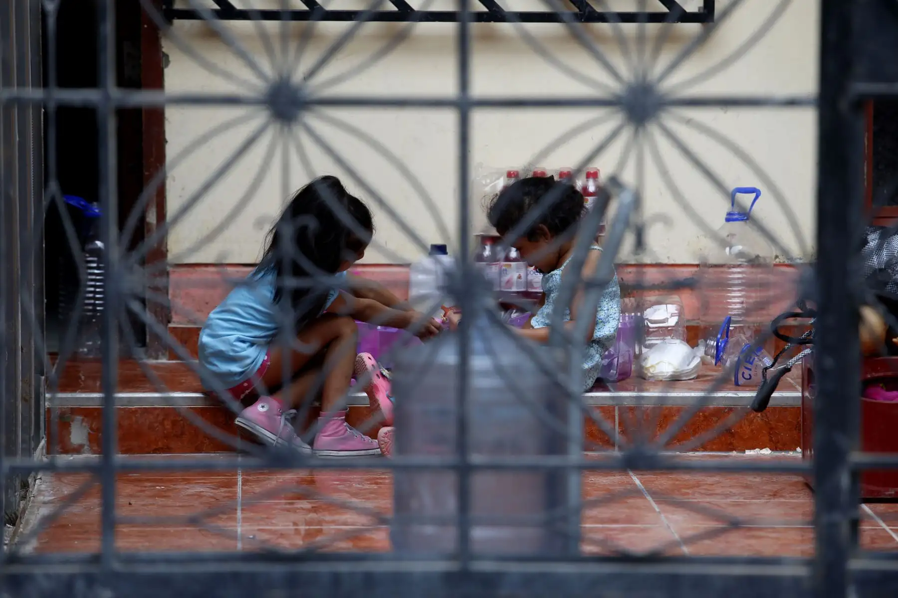 Niñas juegan a las afueras de su vivienda en la zona del aniego en San Juan de Lurigancho. Foto: ANDINA/Nathalie Sayago