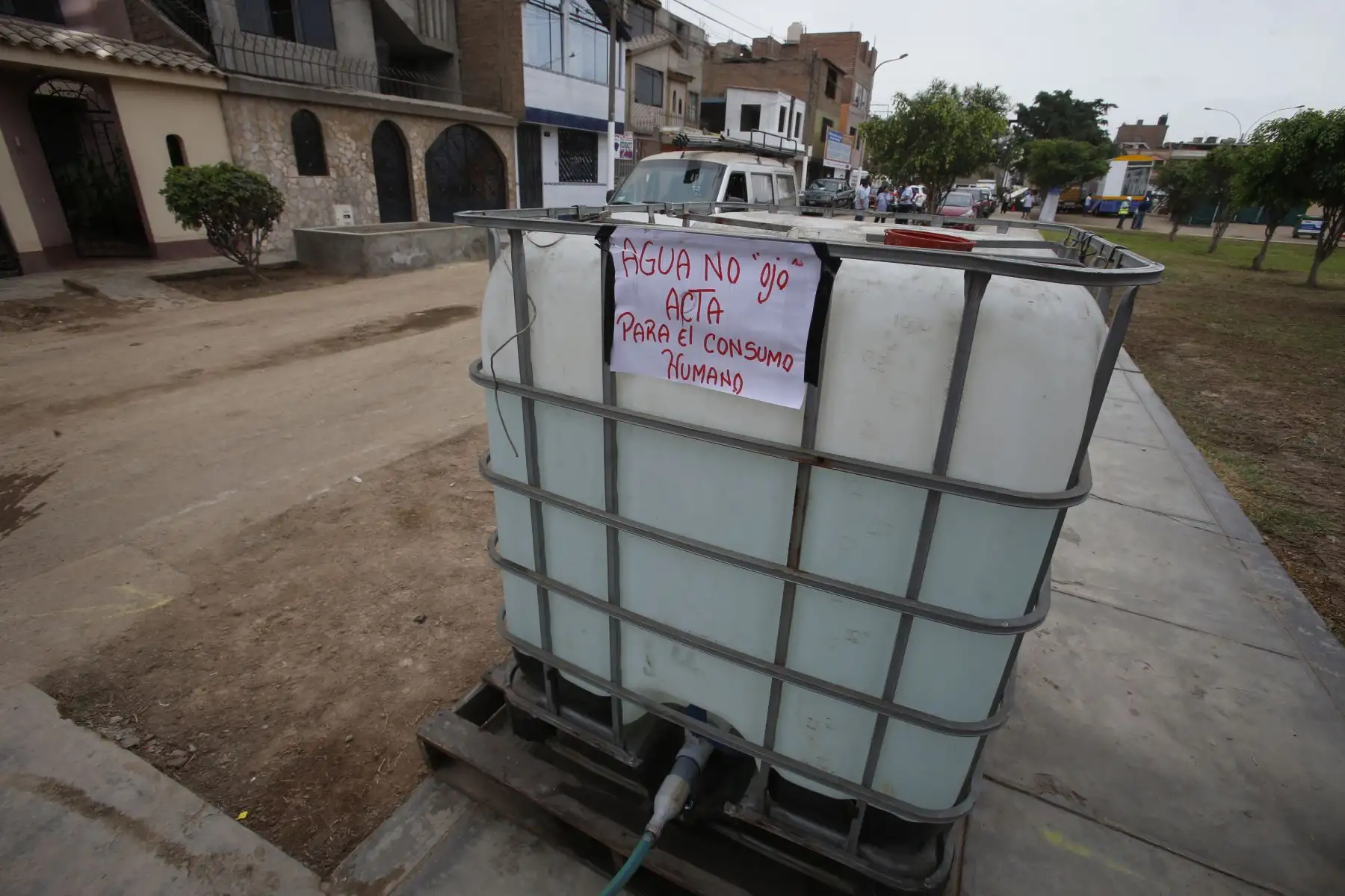 Tanque de agua no apta para el consumo es instalado para la comunidad en la zona del aniego en San Juan de Lurigancho. Foto: ANDINA/Nathalie Sayago