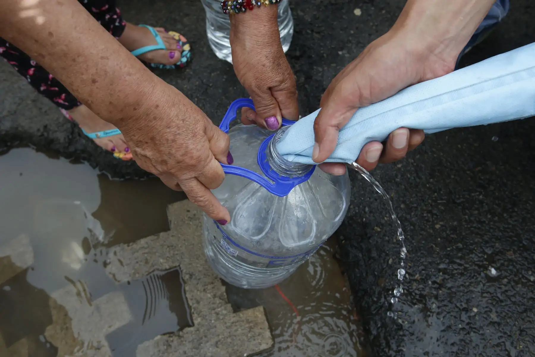 Comunidad se surte de agua potable en San Juan de Lurigancho. Foto: ANDINA/Nathalie Sayago