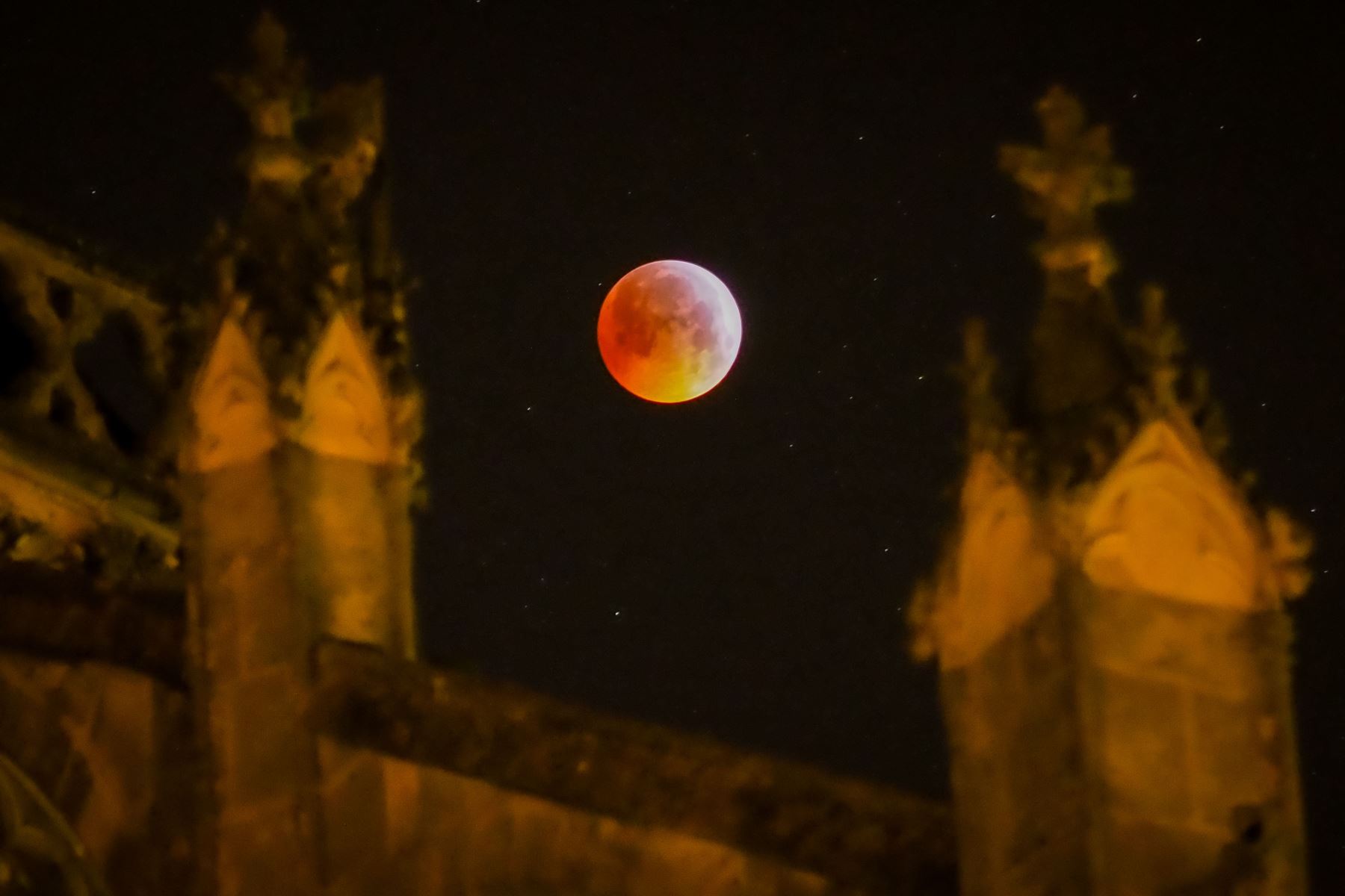 Fotografía muestra la "Luna de sangre" detrás de la catedral de Tours, Francia Foto: AFP